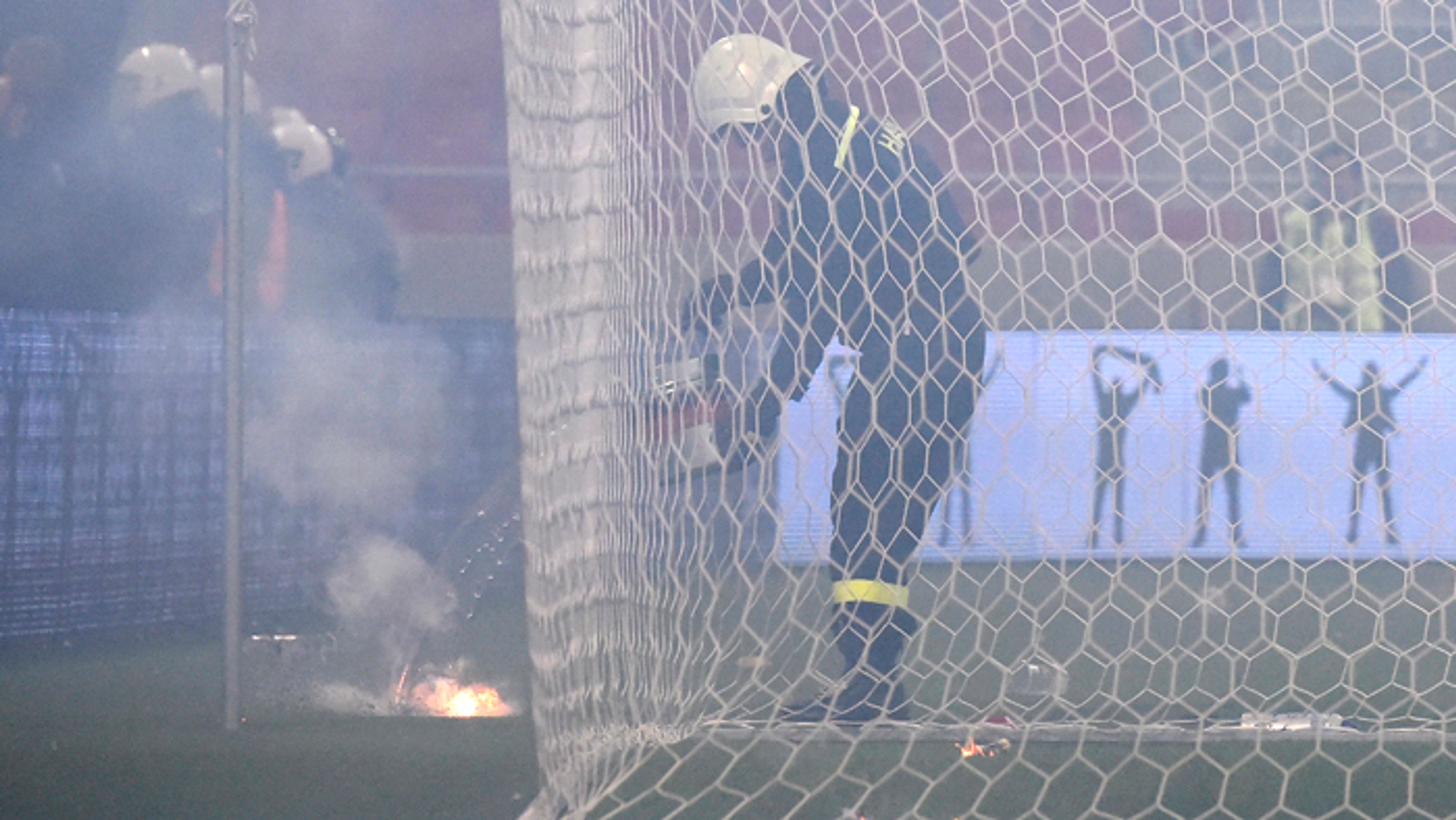 Hasič likviduje pyrotechniku počas finále Slovnaft Cup-u Slovenského pohára ŠK Slovan Bratislava - AS Trenčín.