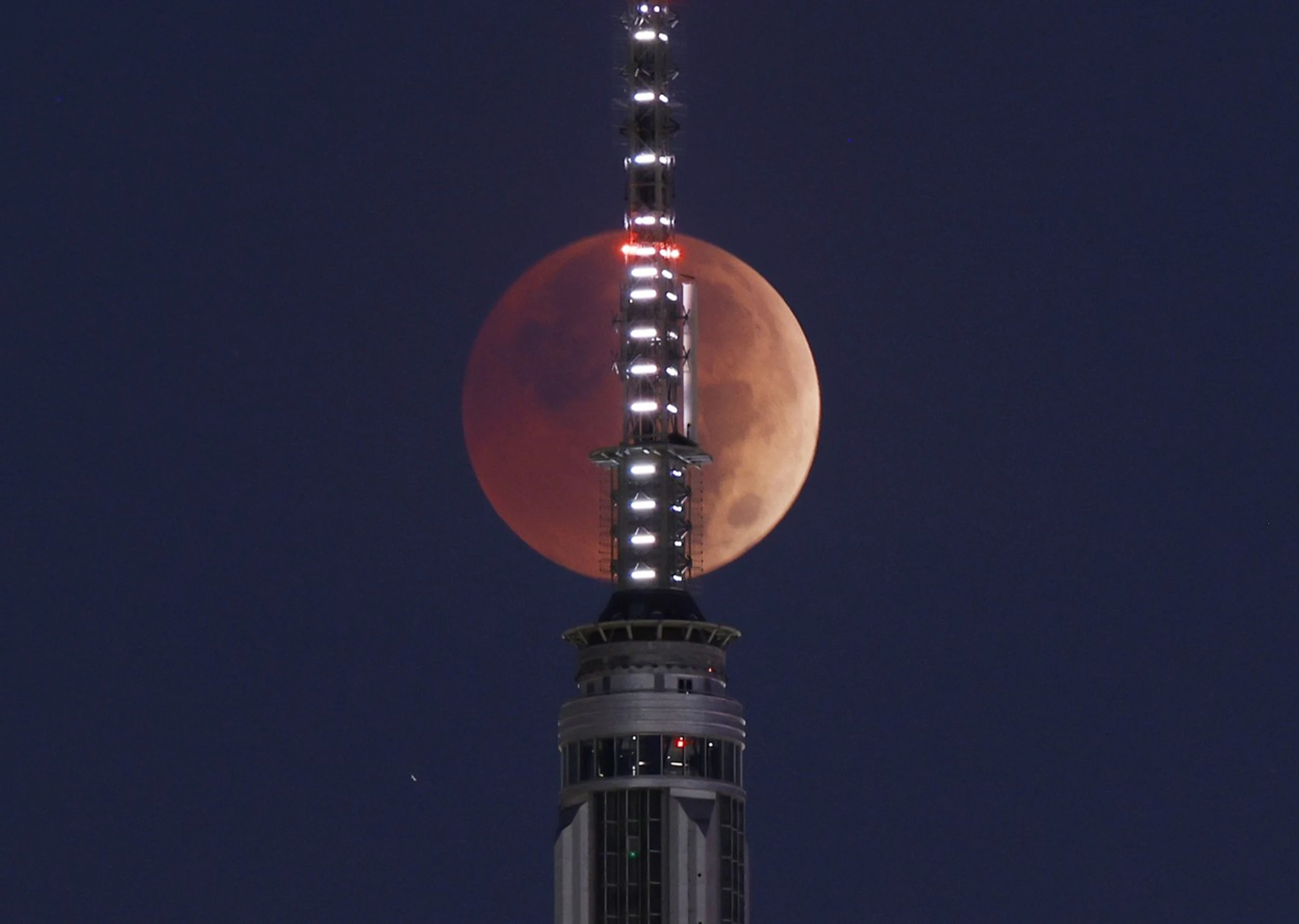 Krvavý Mesiac nad New Yorkom.