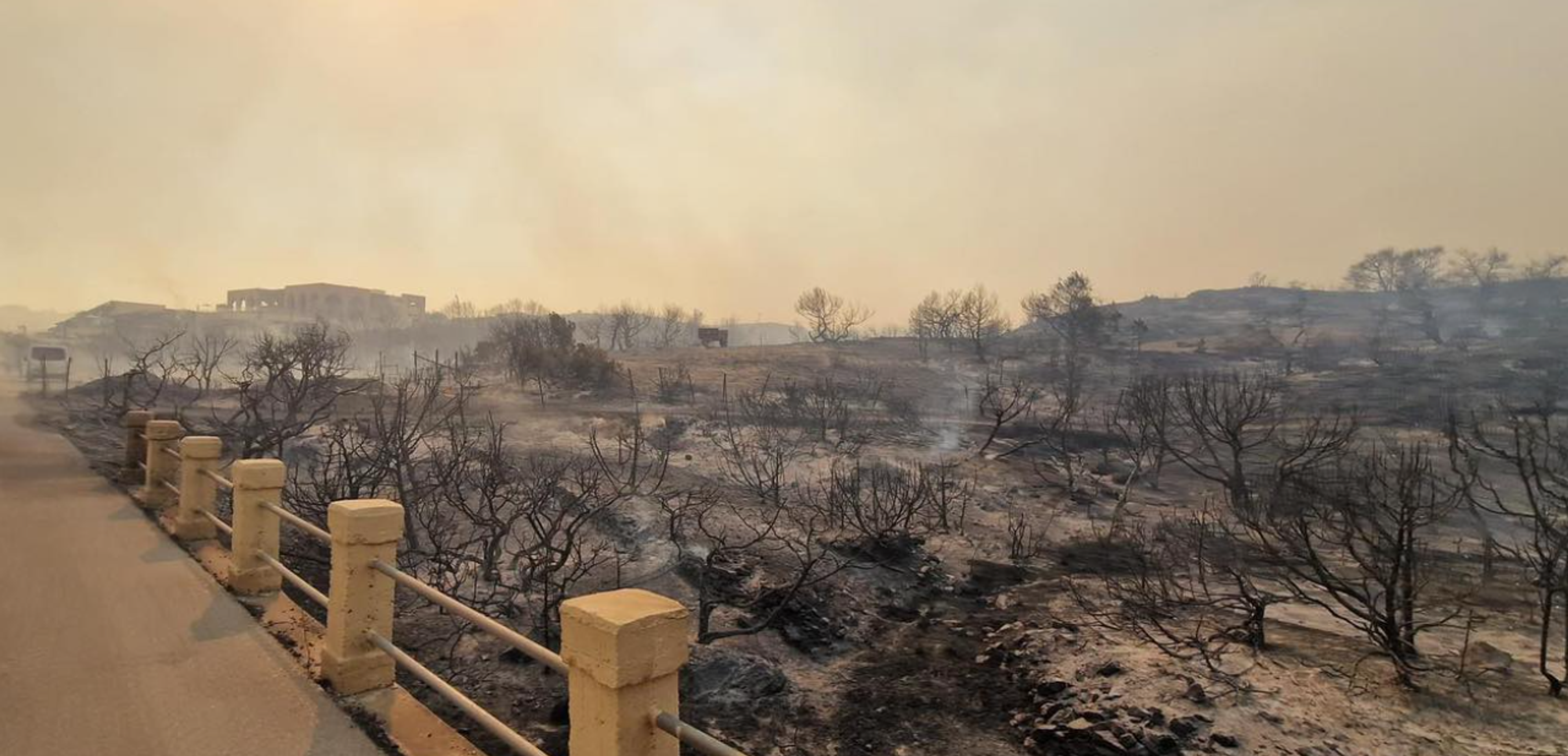 Slovenskí hasiči pomáhajú pri požiari na Rodose.