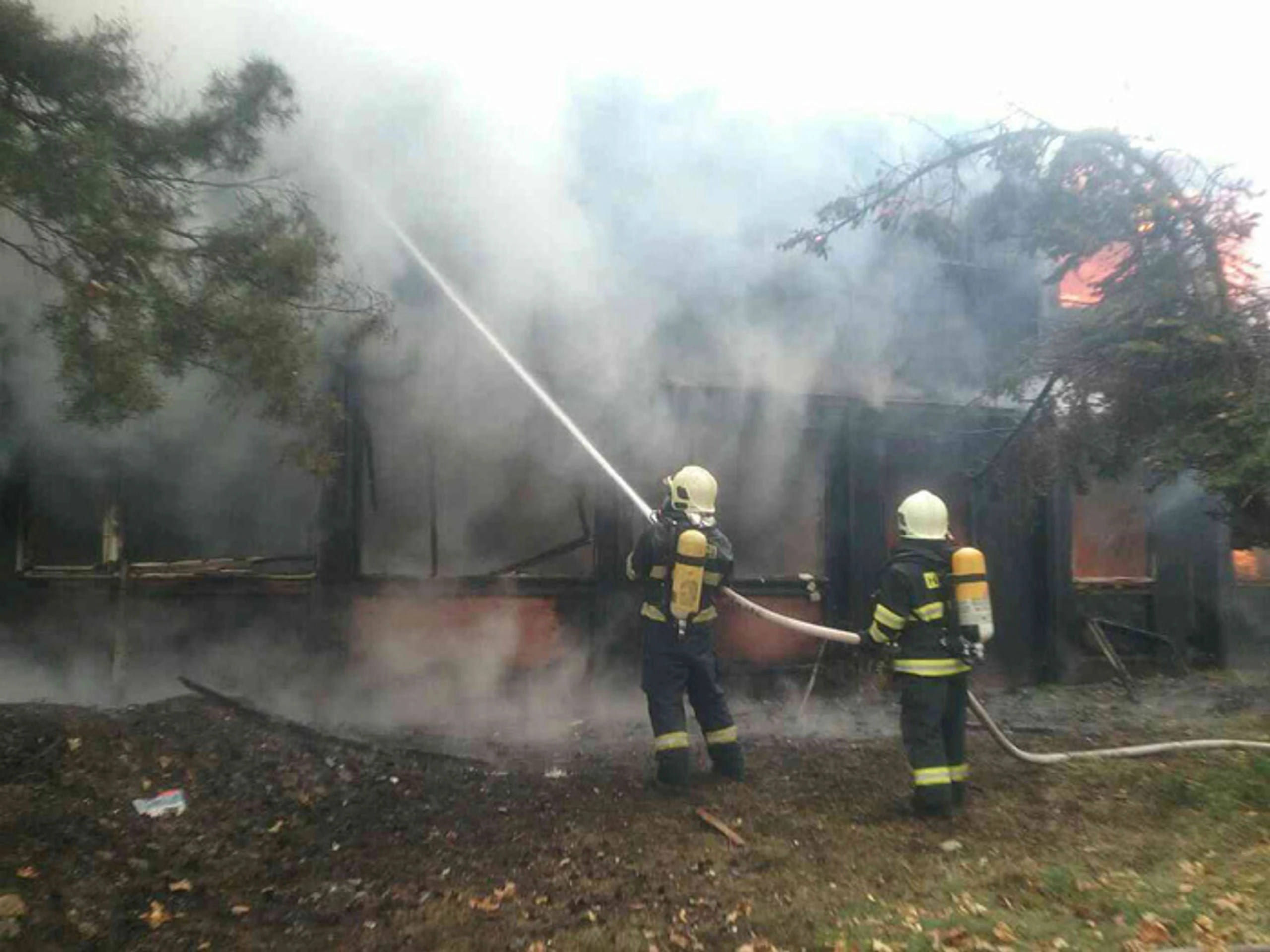 Hasiči sa snažia uhasiť oheň na unimobunkách na Alejovej ulici v Košiciach.