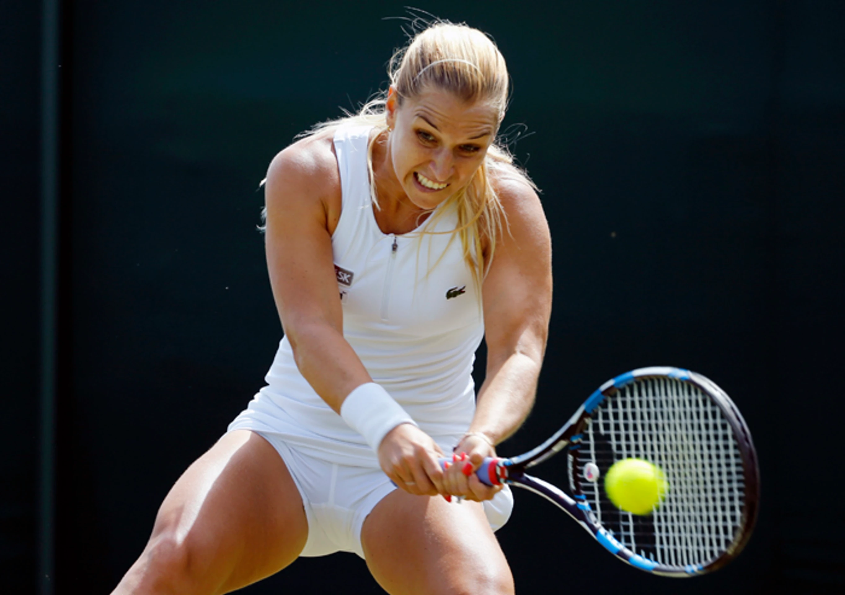 Dominika Cibulková odvracia úder na Wimbledone.