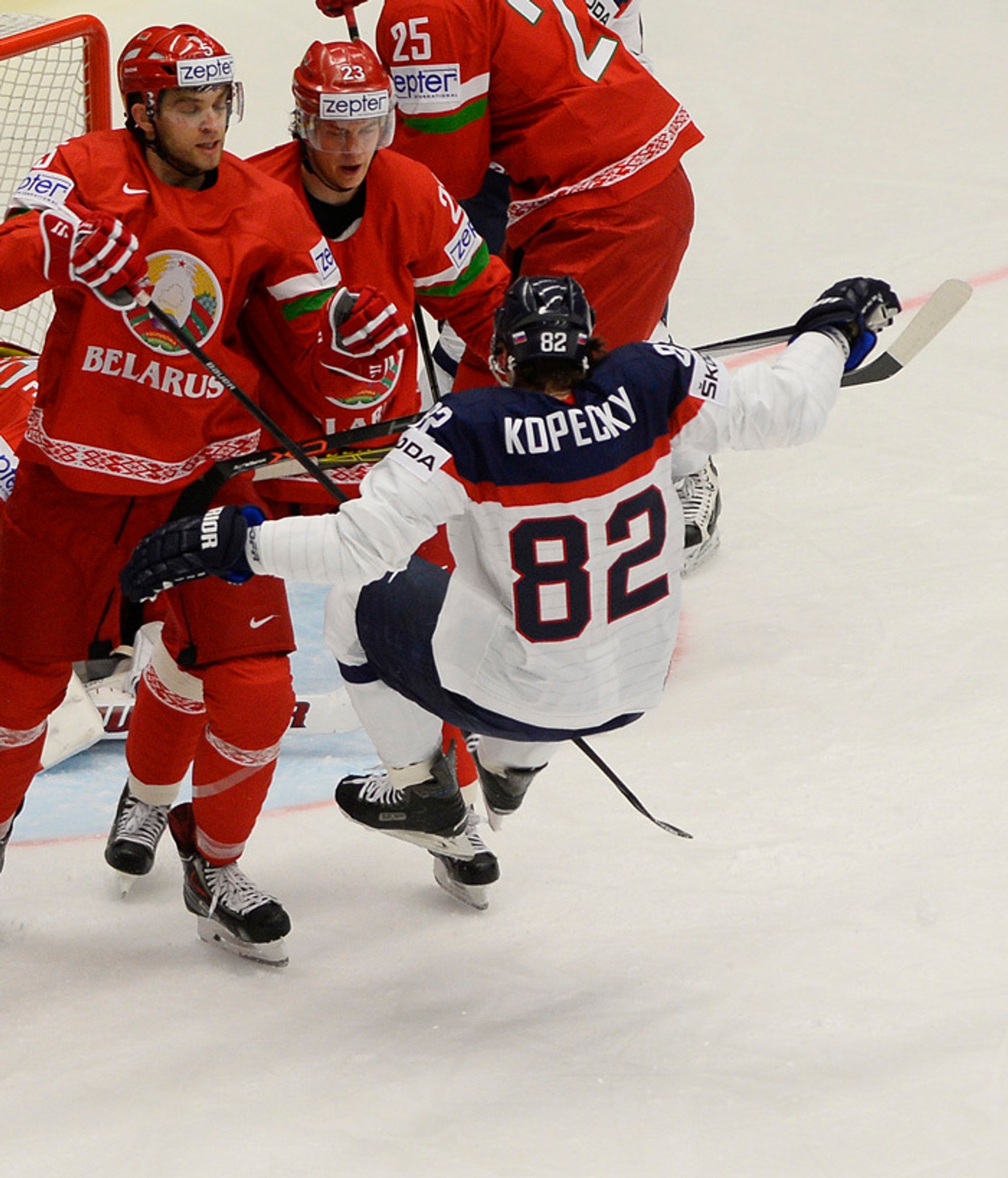 Tomáš Kopecký je tvdo atakovaný hráčmi Bieloruska.