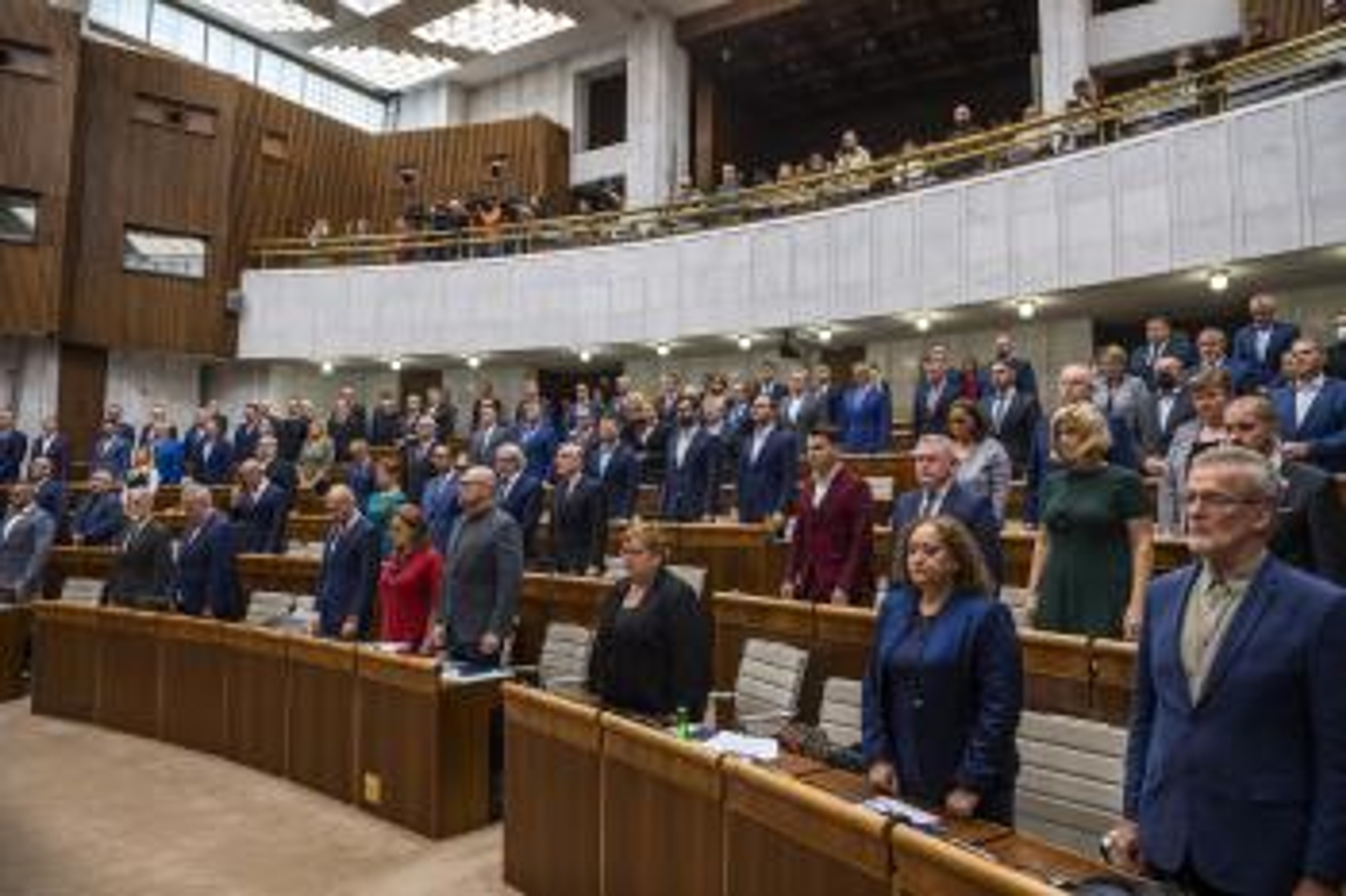 Na snímke je zachytená minúta ticha za obete na zastávke Zochova počas hlasovania o odvolaní ministra financií SR Igora Matoviča.