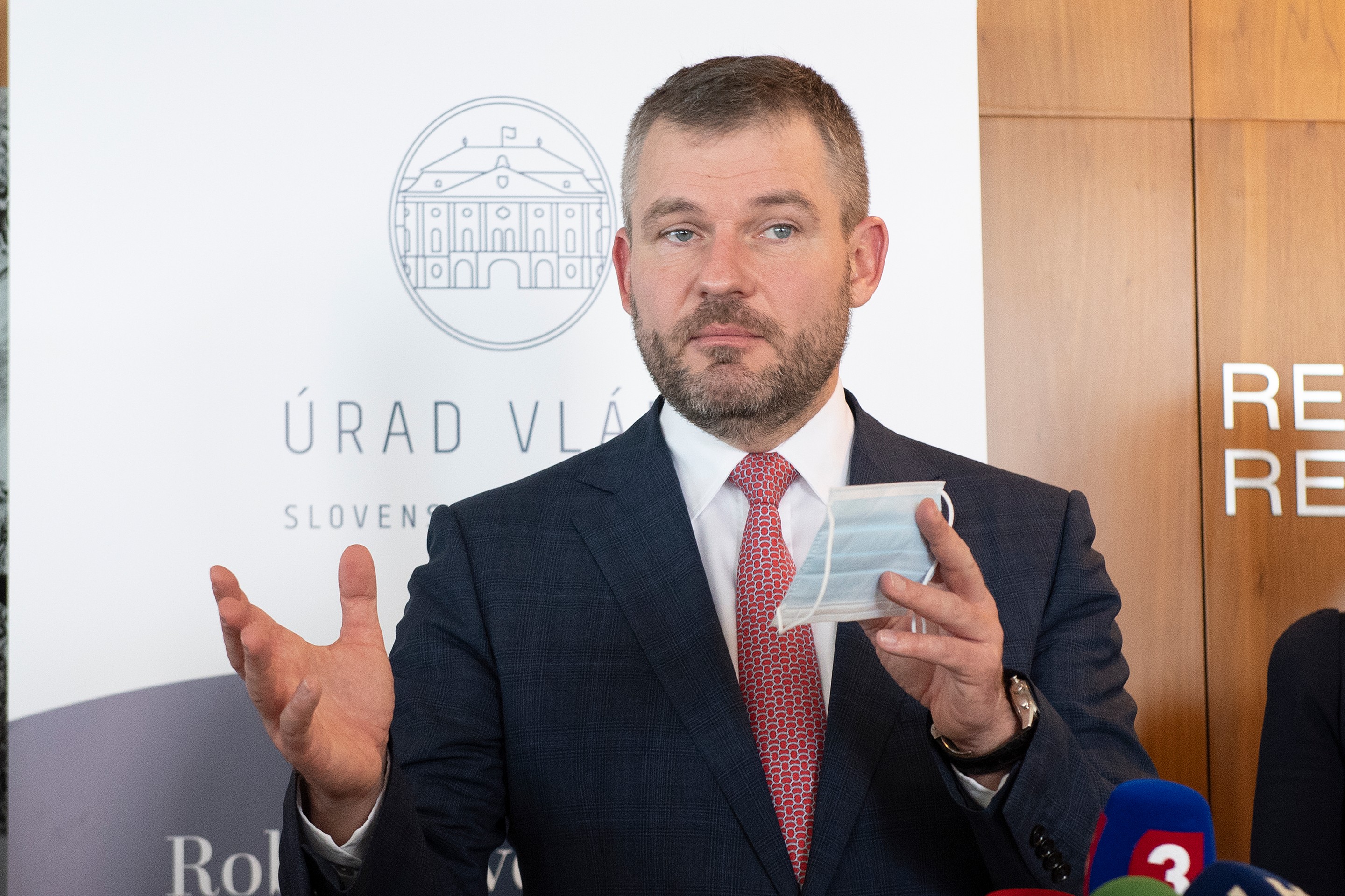 Peter Pellegriini na začiatku pandémie v marci 2020 s rúškom v ruke