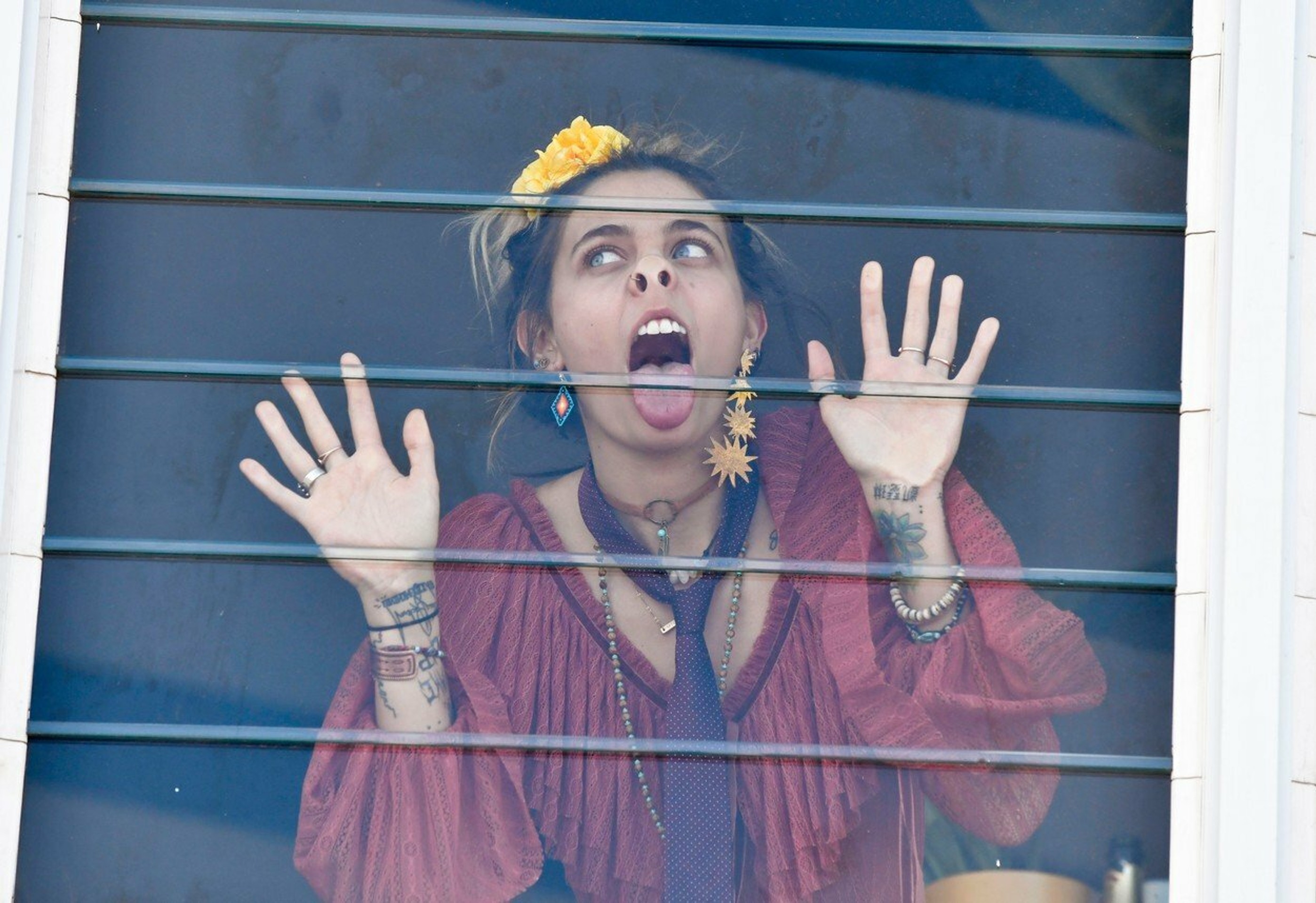 Paris Jackson na dostihoch. 