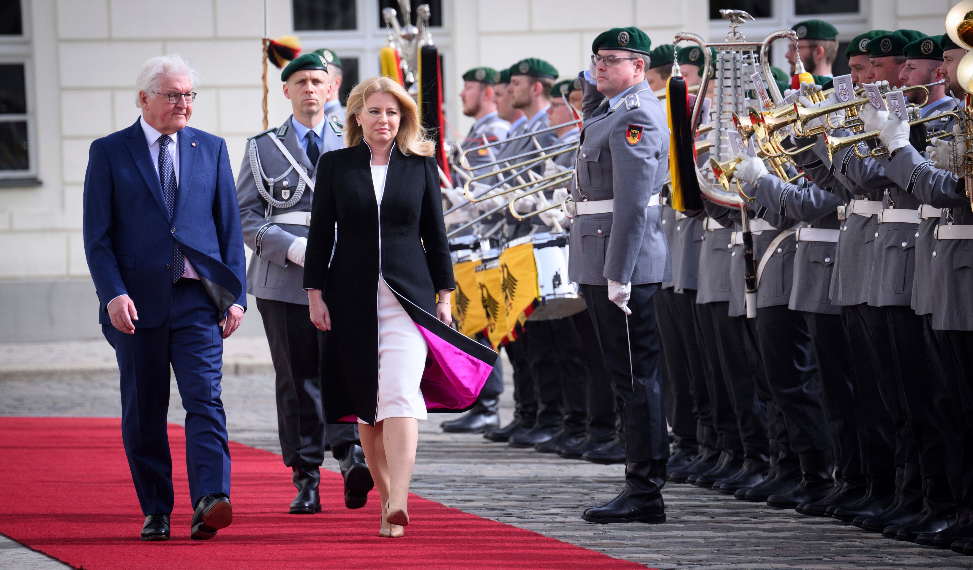 Nemecký prezident Frank-Walter Steinmeier a slovenská prezidentka Zuzana Čaputová počas prehliadky čestnej stráže