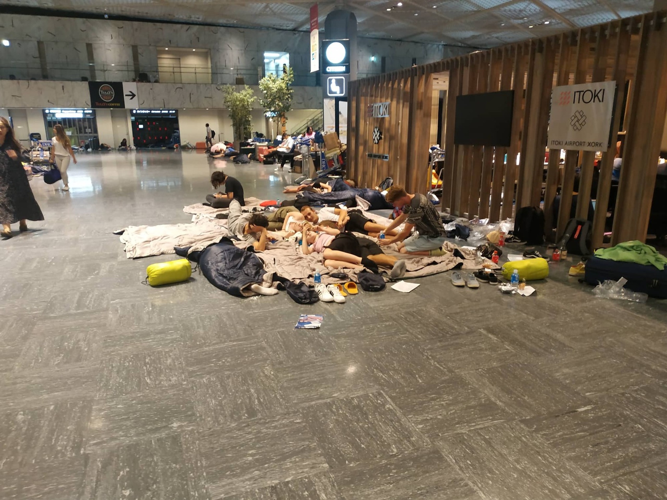 Členovia súboru Cantica nova na letisku v Tokiu