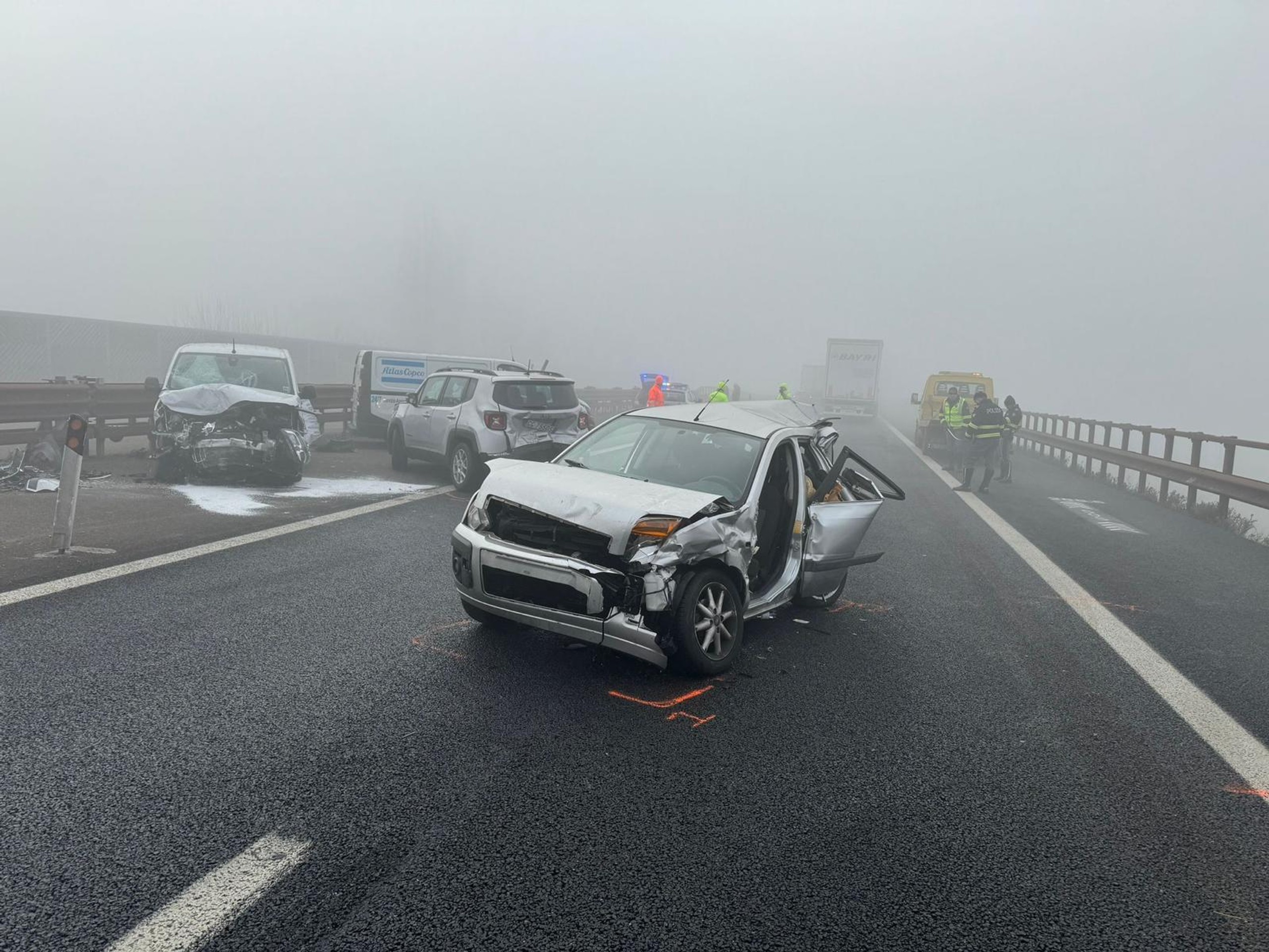 Zdemolované vozidlá po zrážke na talianskej diaľnici.