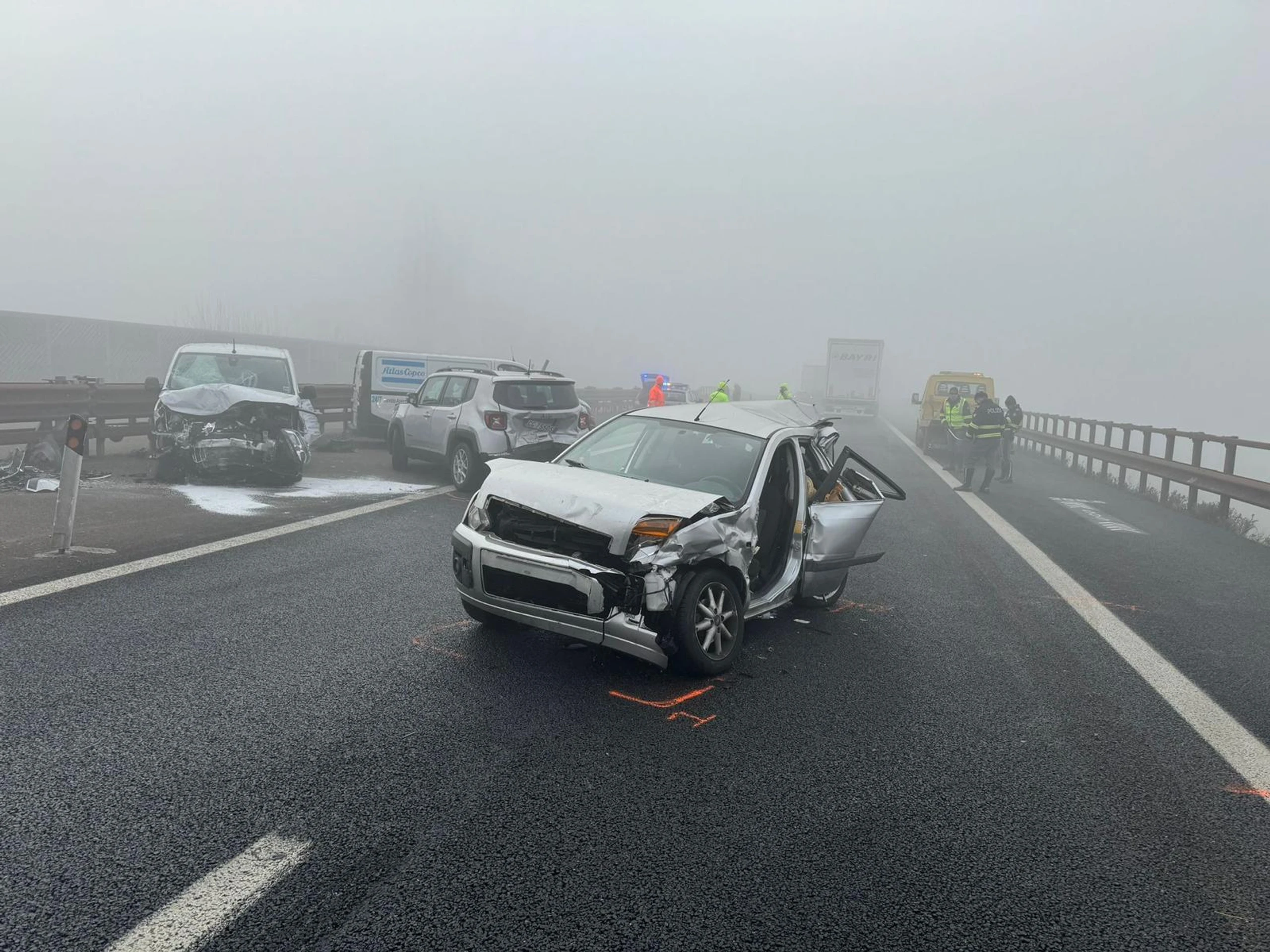 Zdemolované vozidlá po zrážke na talianskej diaľnici.