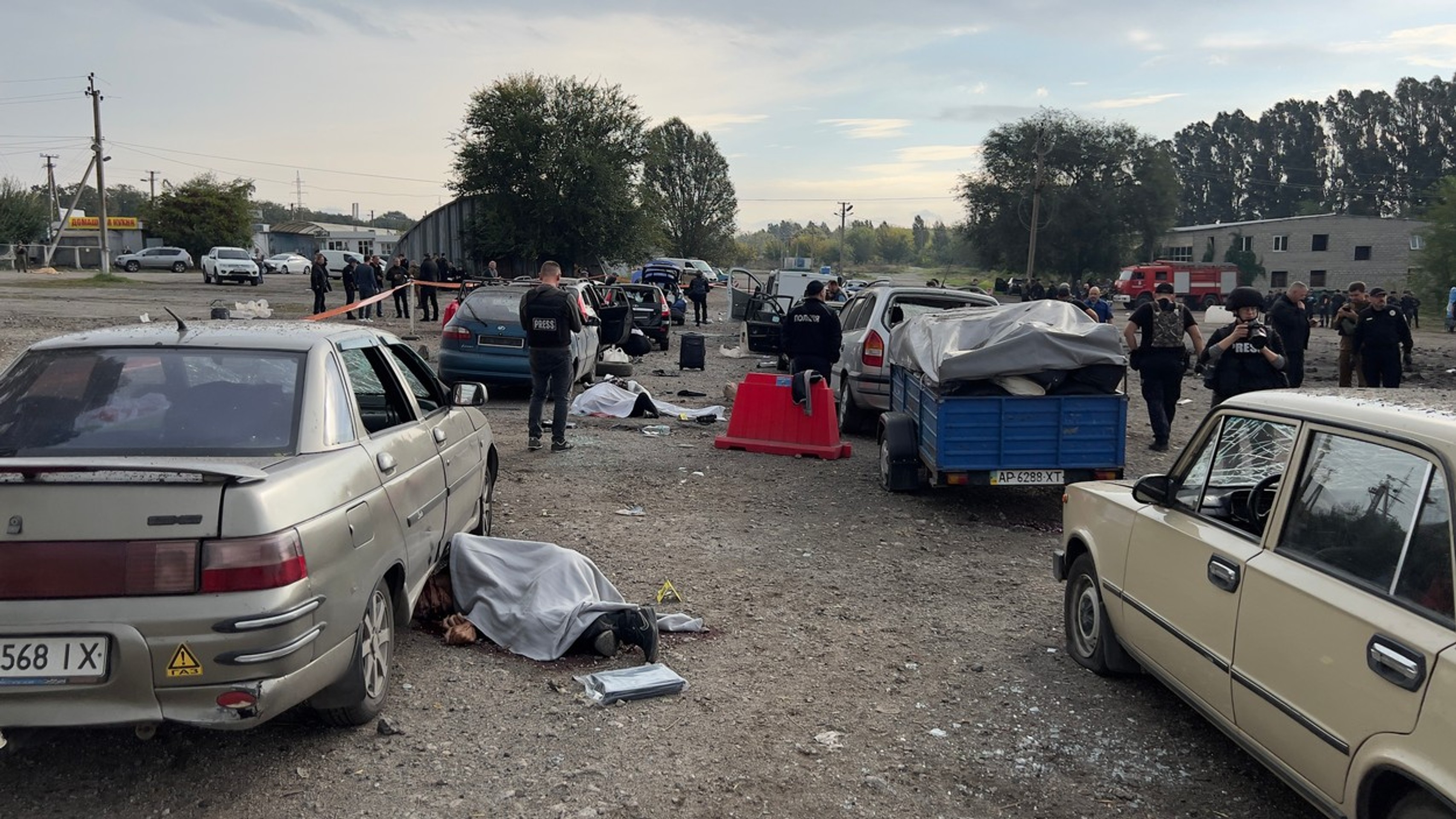 Následky raketového útoku na konvoj civilistov.