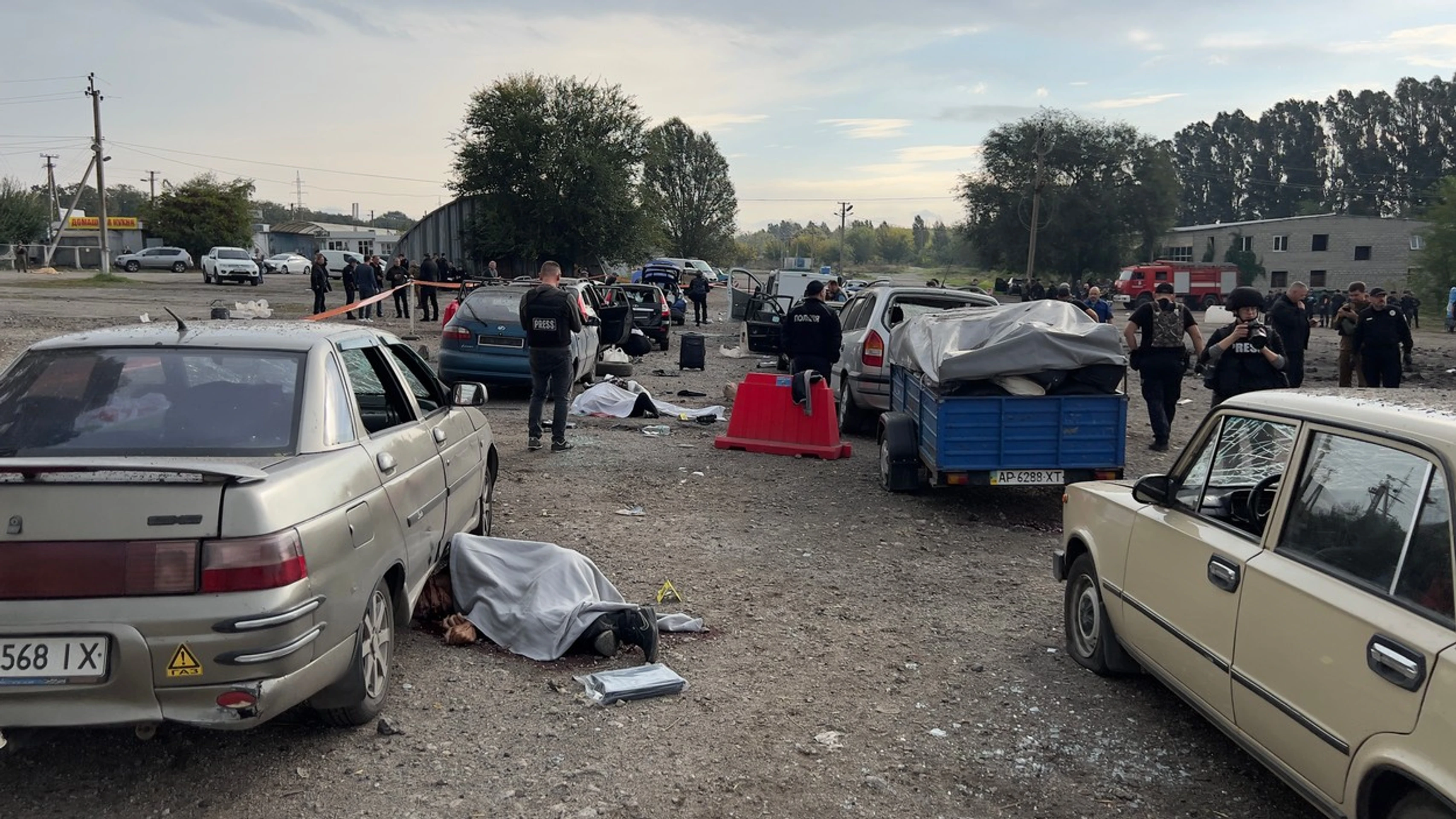 Následky raketového útoku na konvoj civilistov.