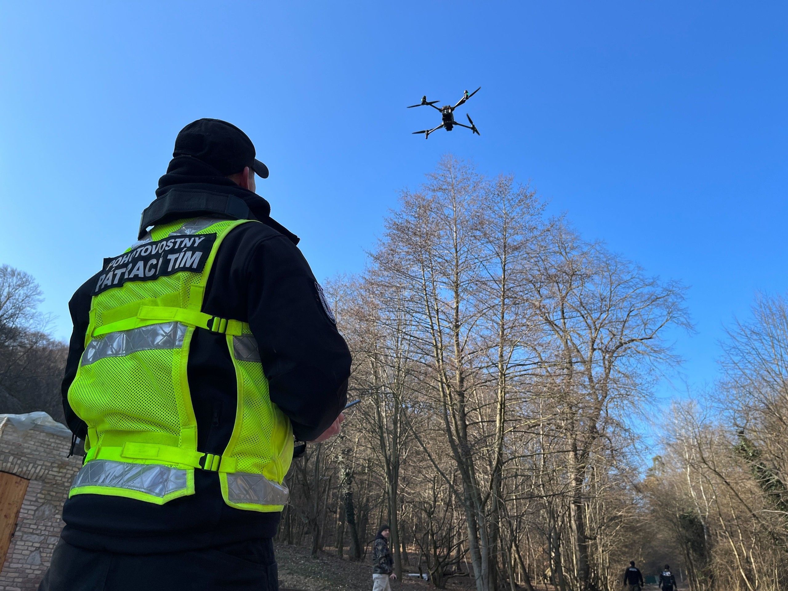 Do pátrania už zapojili aj dron a vrtuľník.