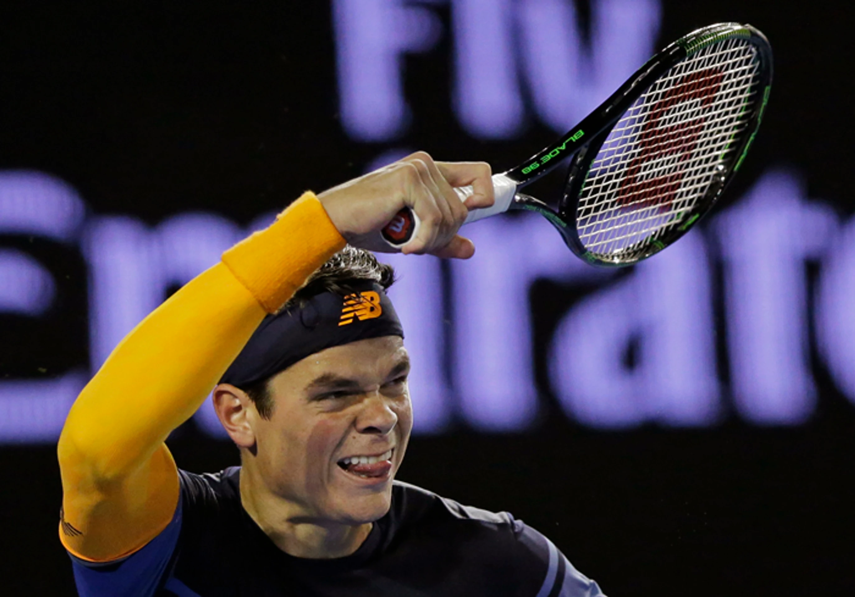 Miloš Raonič odvracia úder v semifinále Australian Open proti Andy Murrayovi.