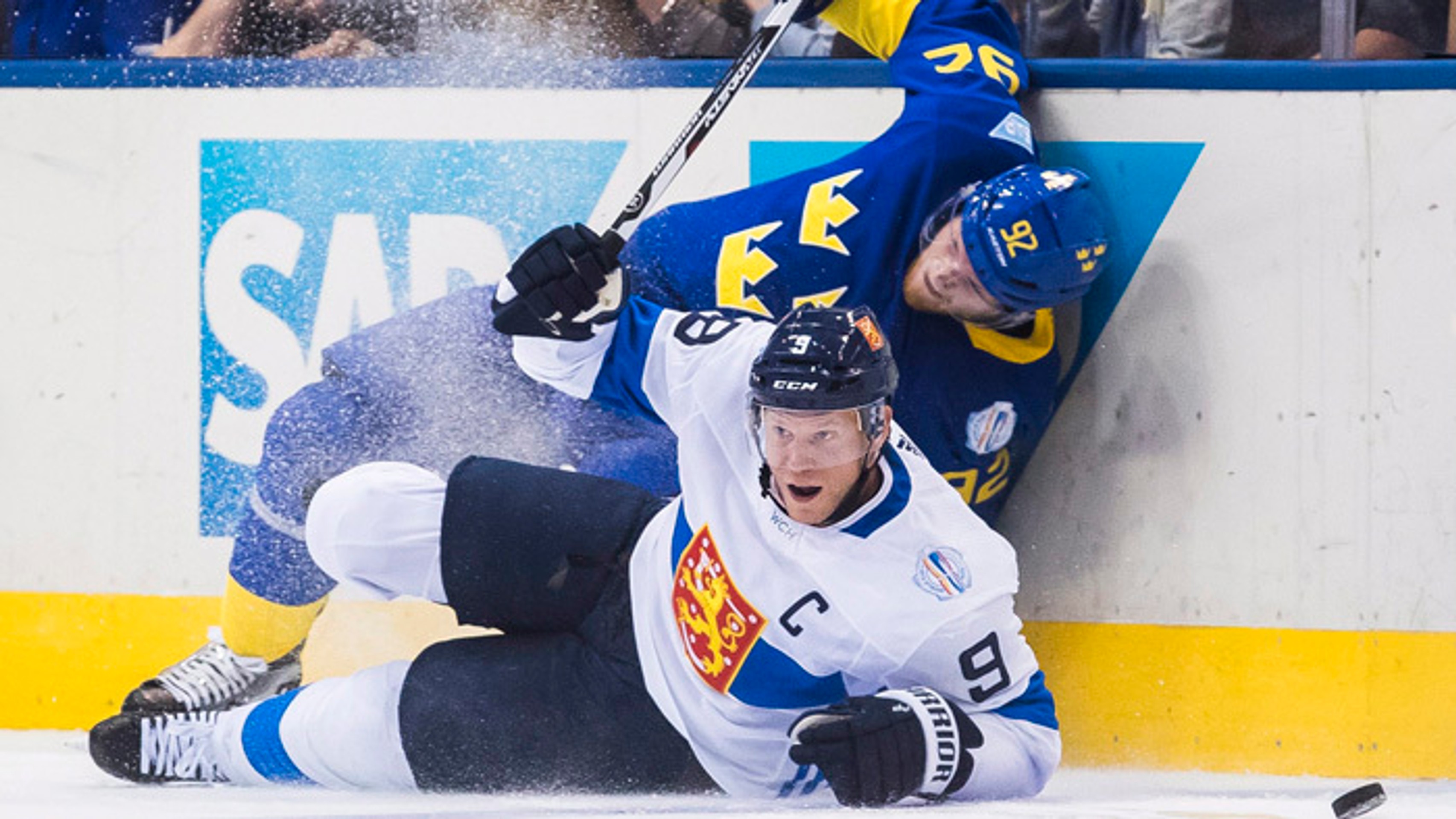 Súboj fínskeho kapitána Mikko Koivu a Gabriela Landeskoga (Švédsko) v dueli na SP.