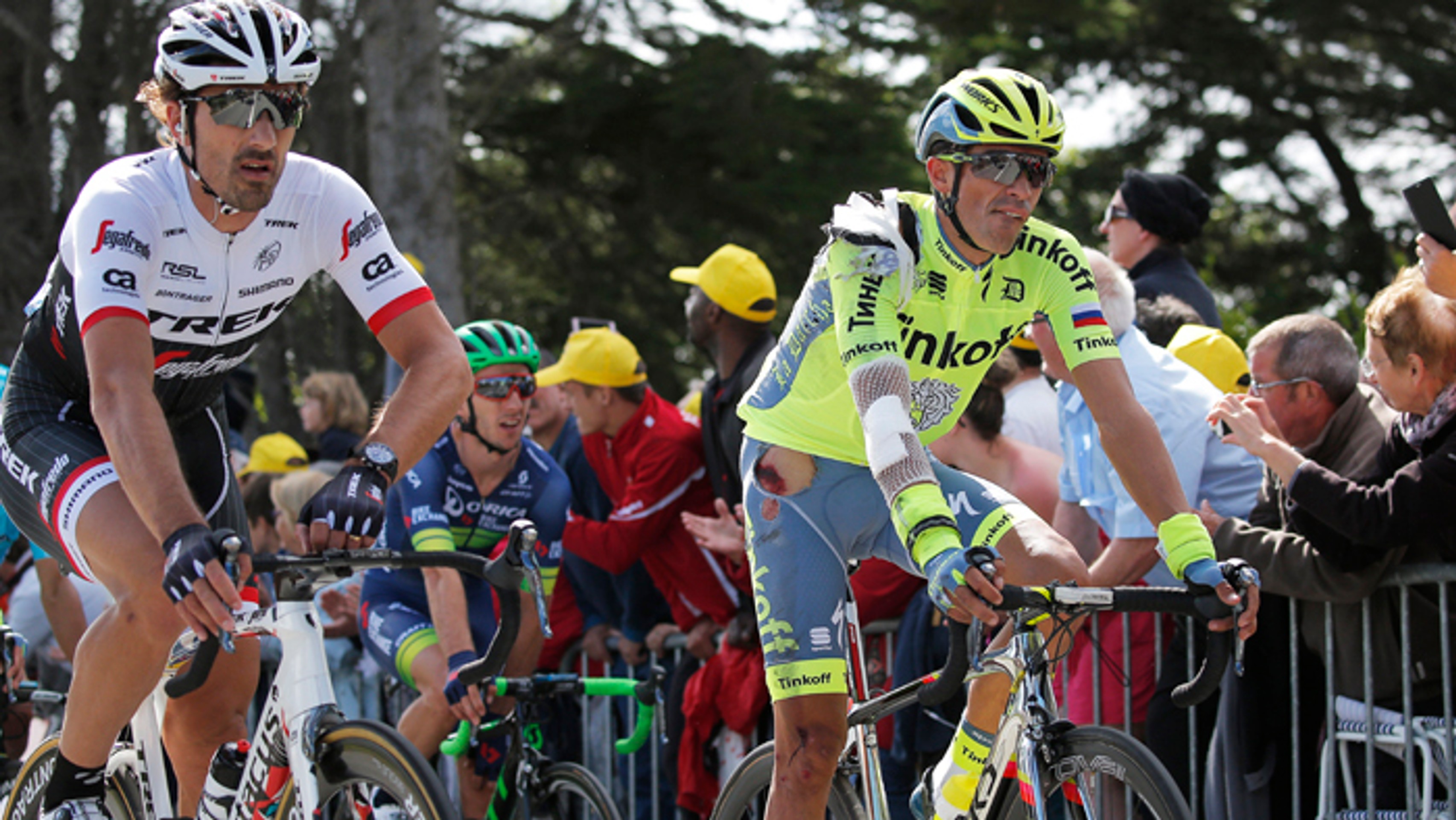 Alberto Contador (vpravo) po páde a Fabian Cancellara.