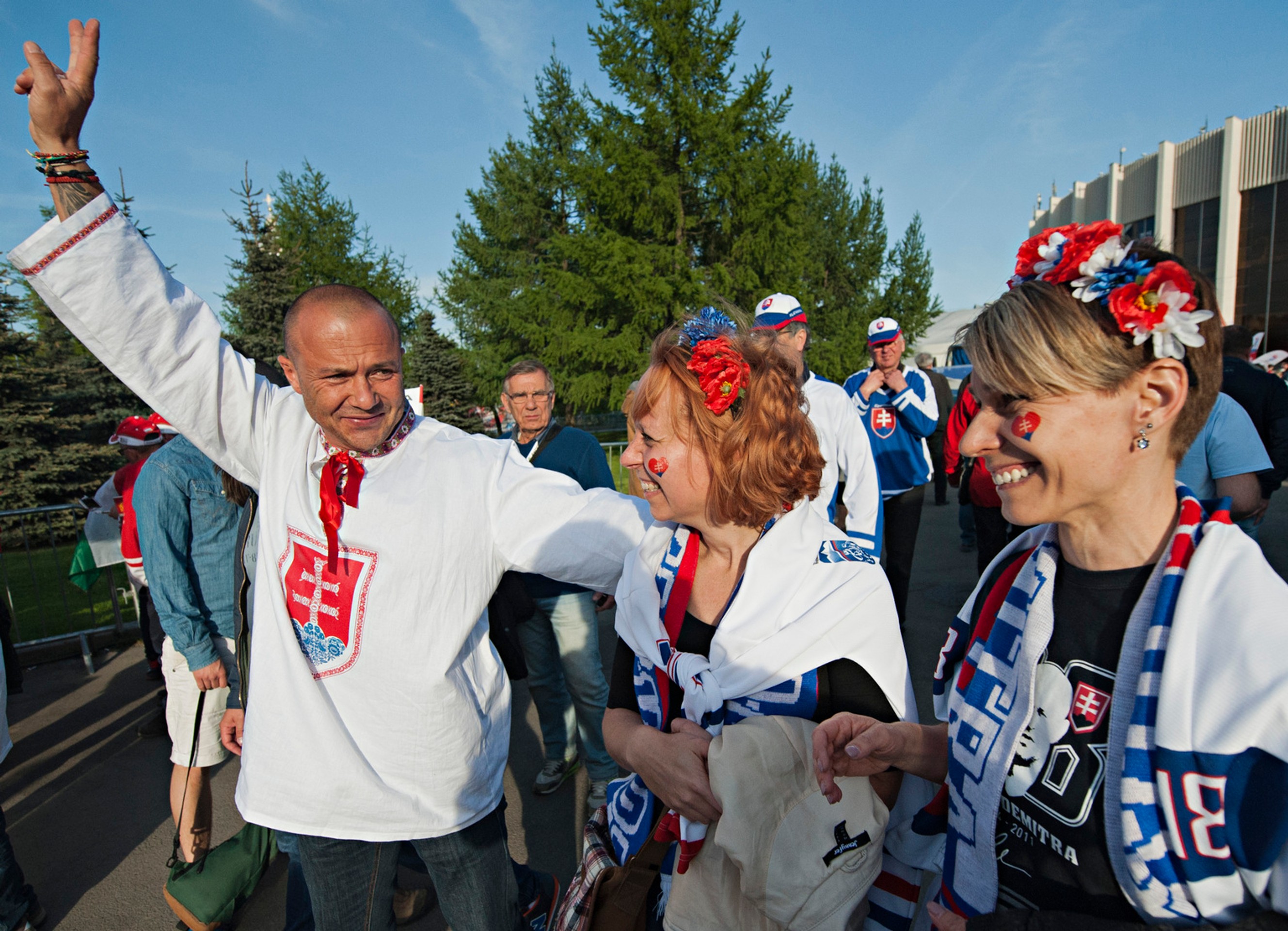 Na snímke slovenskí fanúšikovia pred zápasom B-skupiny hokejových MS Slovensko - Kanada v Petrohrade.