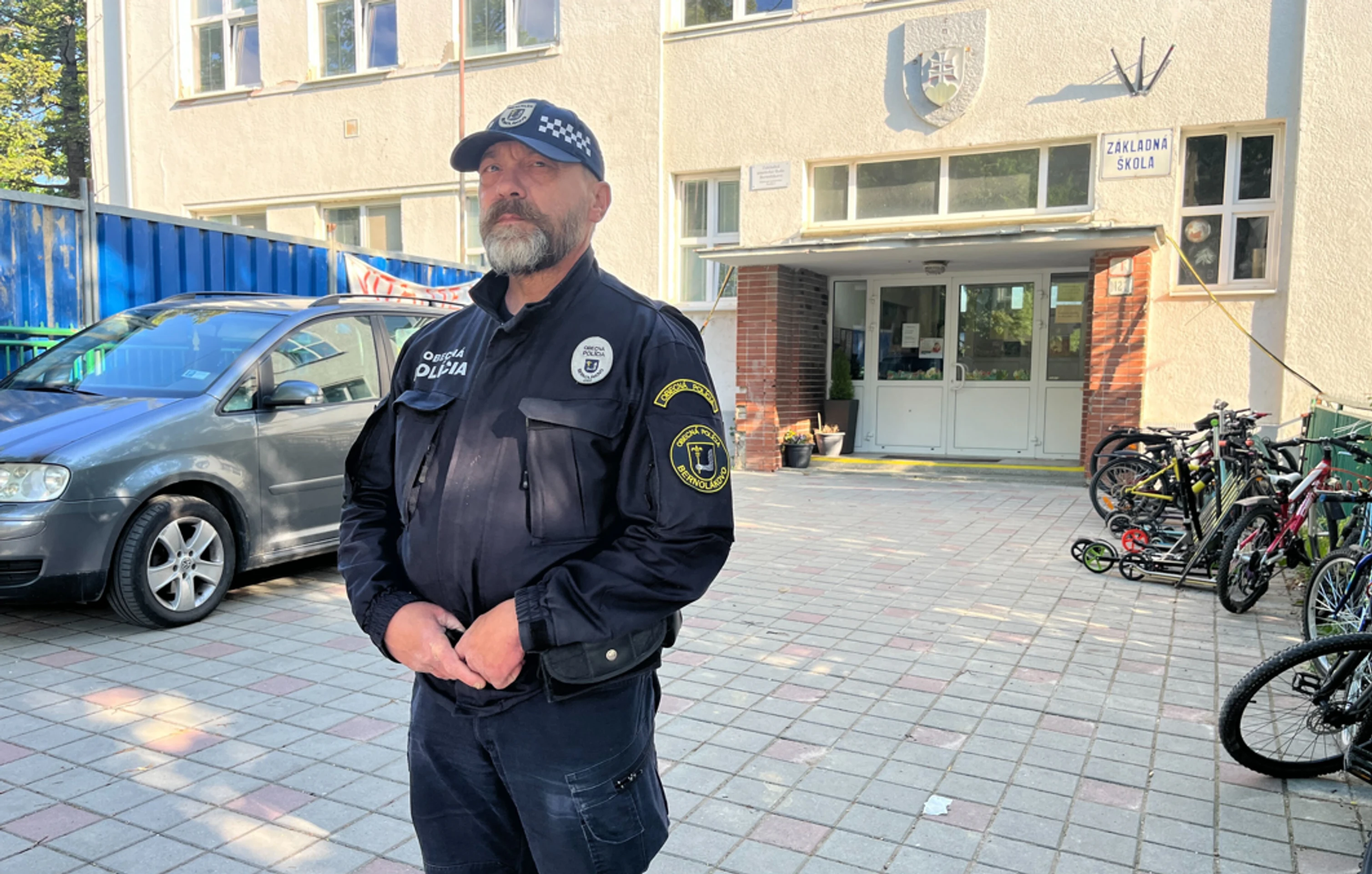 Policajt hliadkuje pred jednou zo základných škôl.