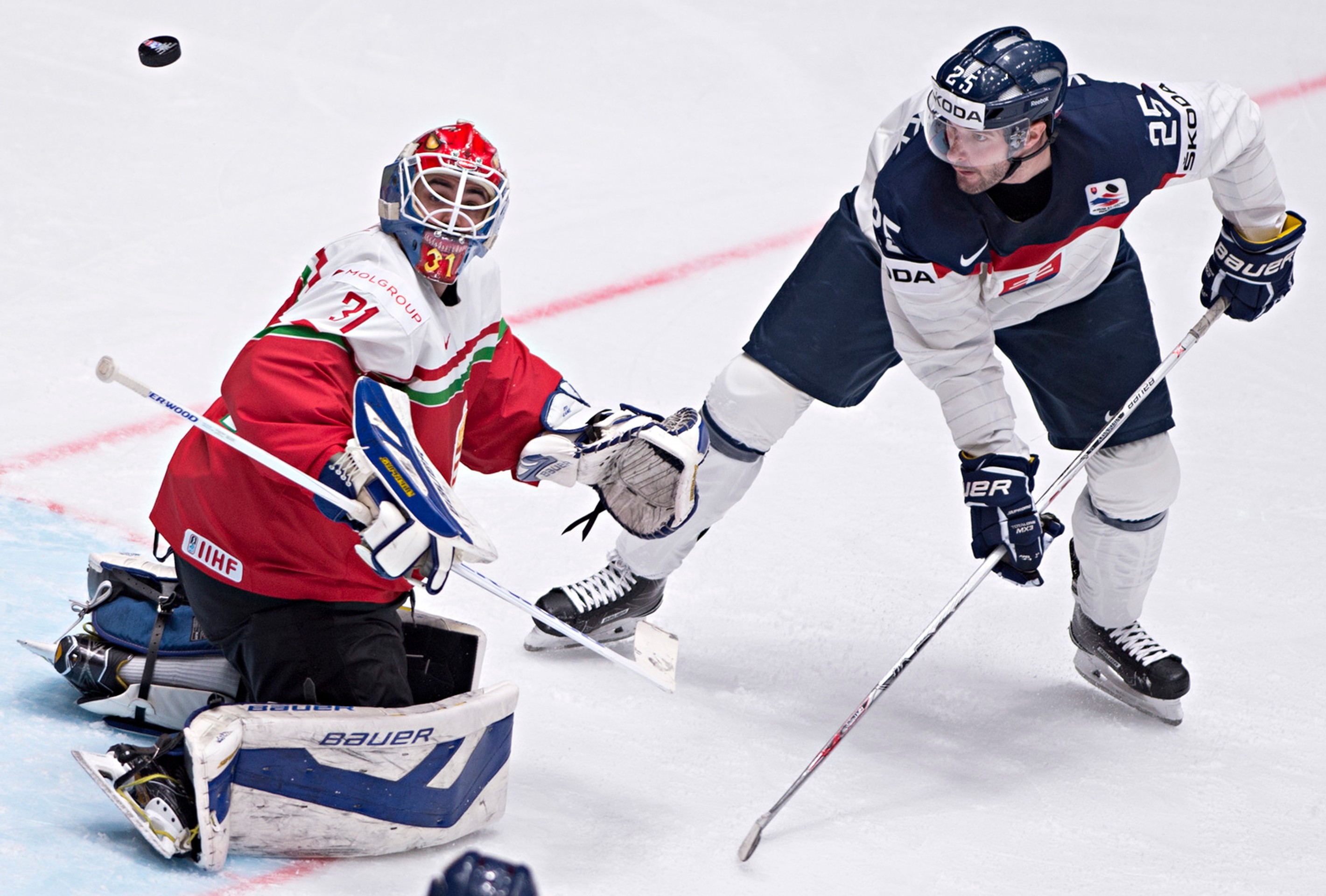 Marek Viedenský pred gólmanom Miklósom Rajnom počas dueli proti Maďarsku na MS v Rusku.