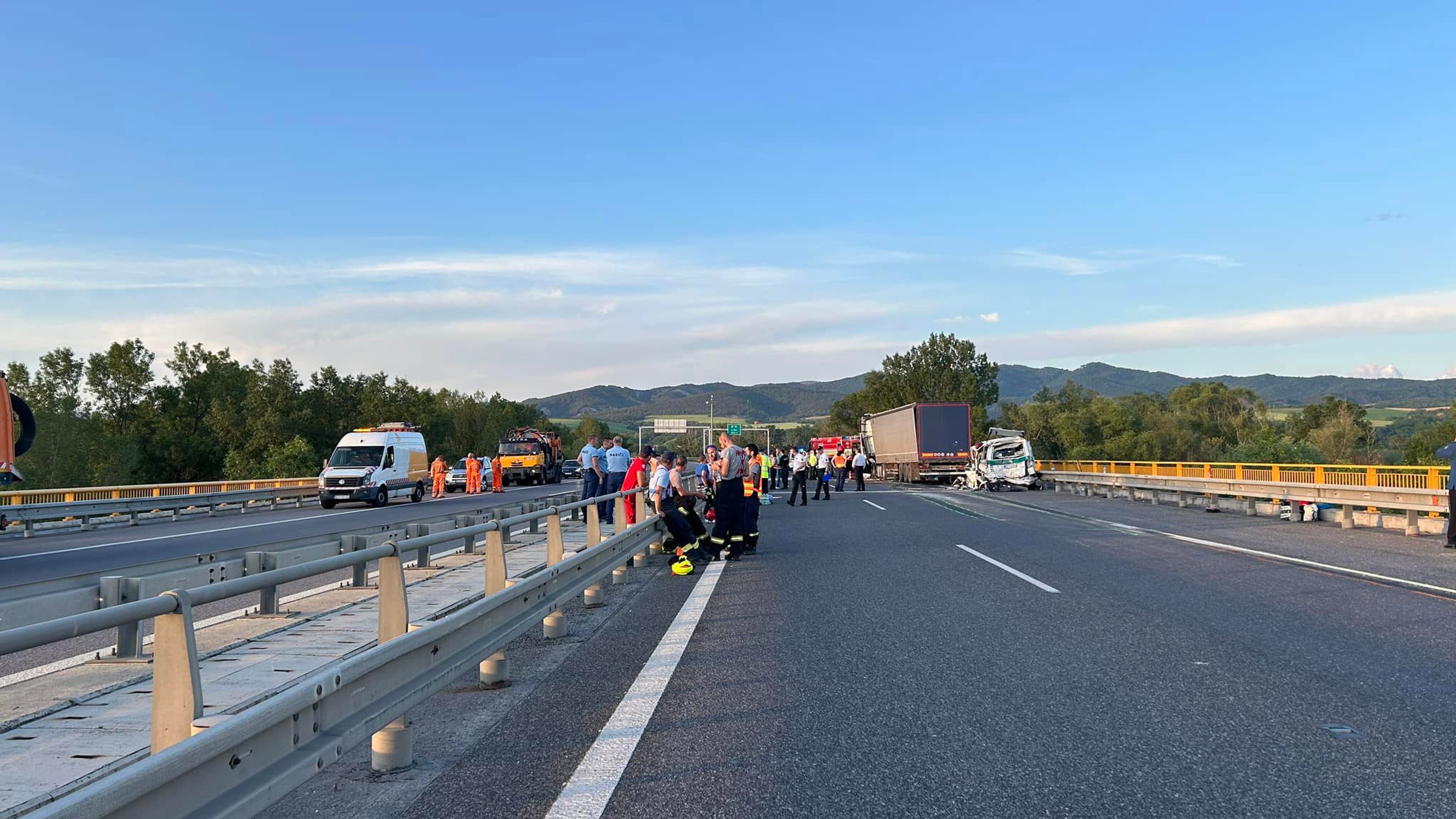 Nehoda na diaľnici D1 pri Hornej Strede si vyžiadala dve obete.