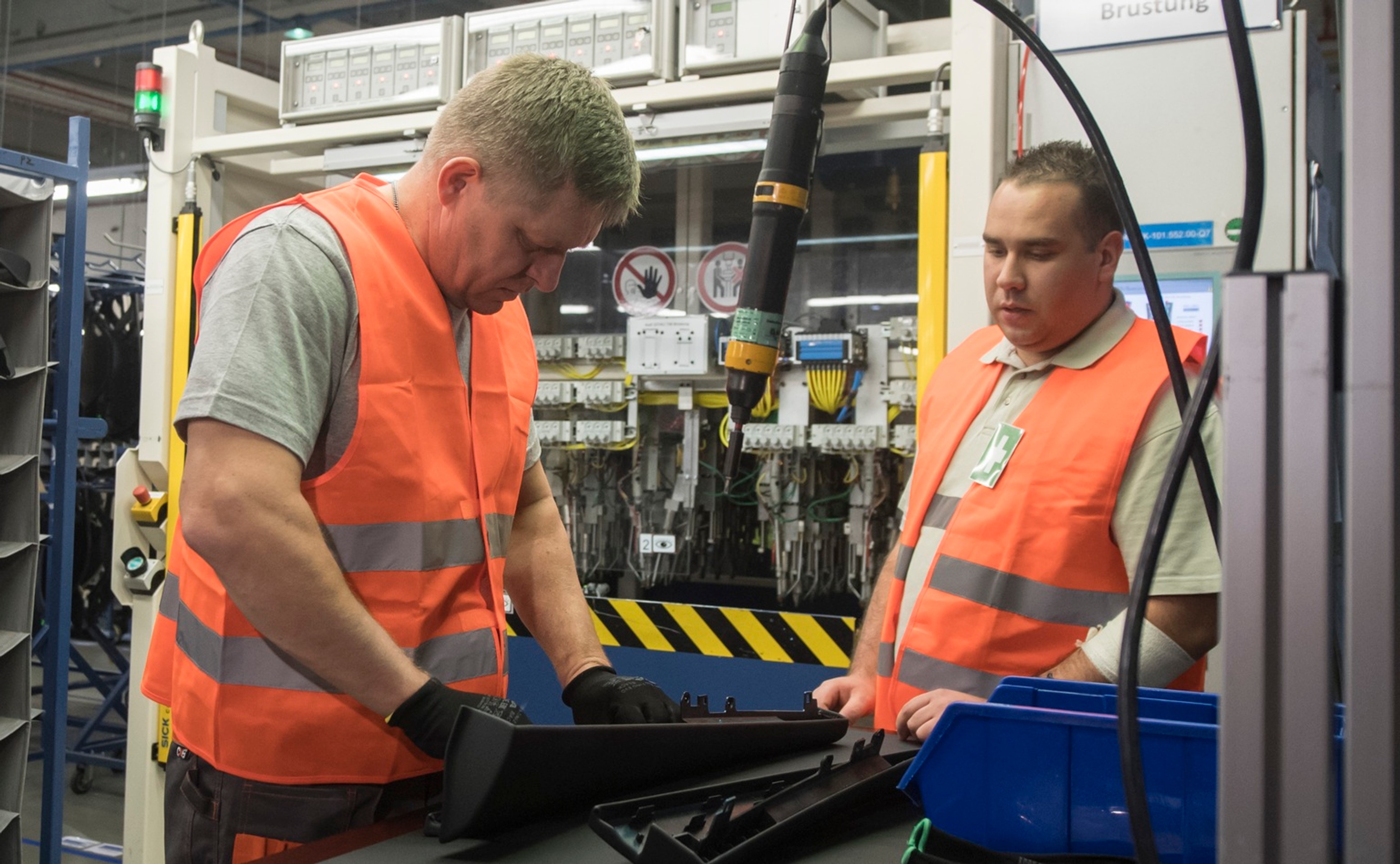 Na snímke príslušníci iránskych ozbrojených síl pochodujú počas vojenskej prehliadky.