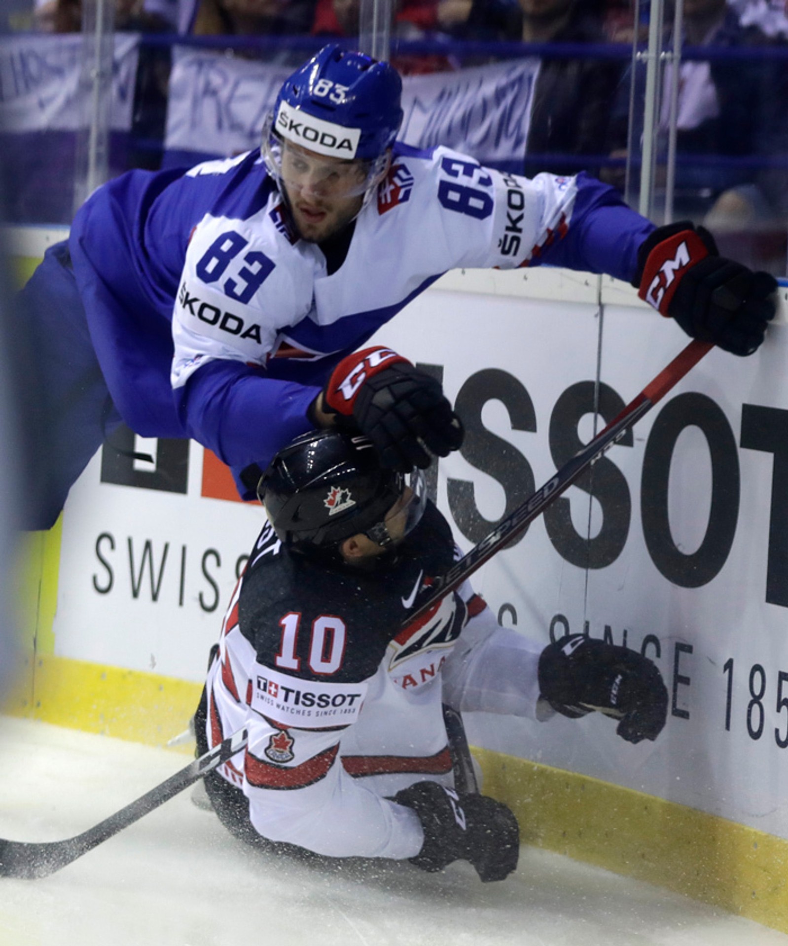 Brankár Marek Čiliak chytá puk po strele Kanady na MS 2019.