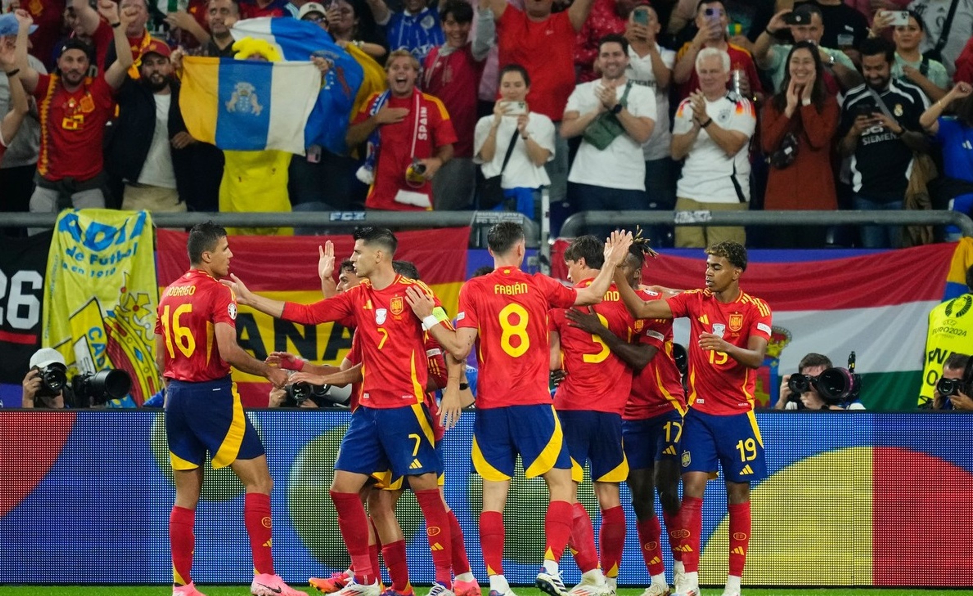 Španieli sa radujú po góle.