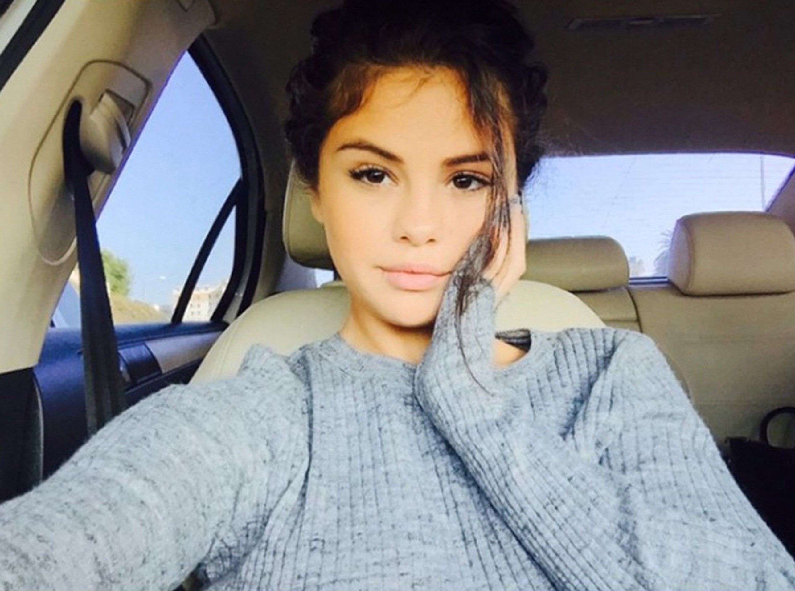 Selfie Seleny Gomez v tričku.