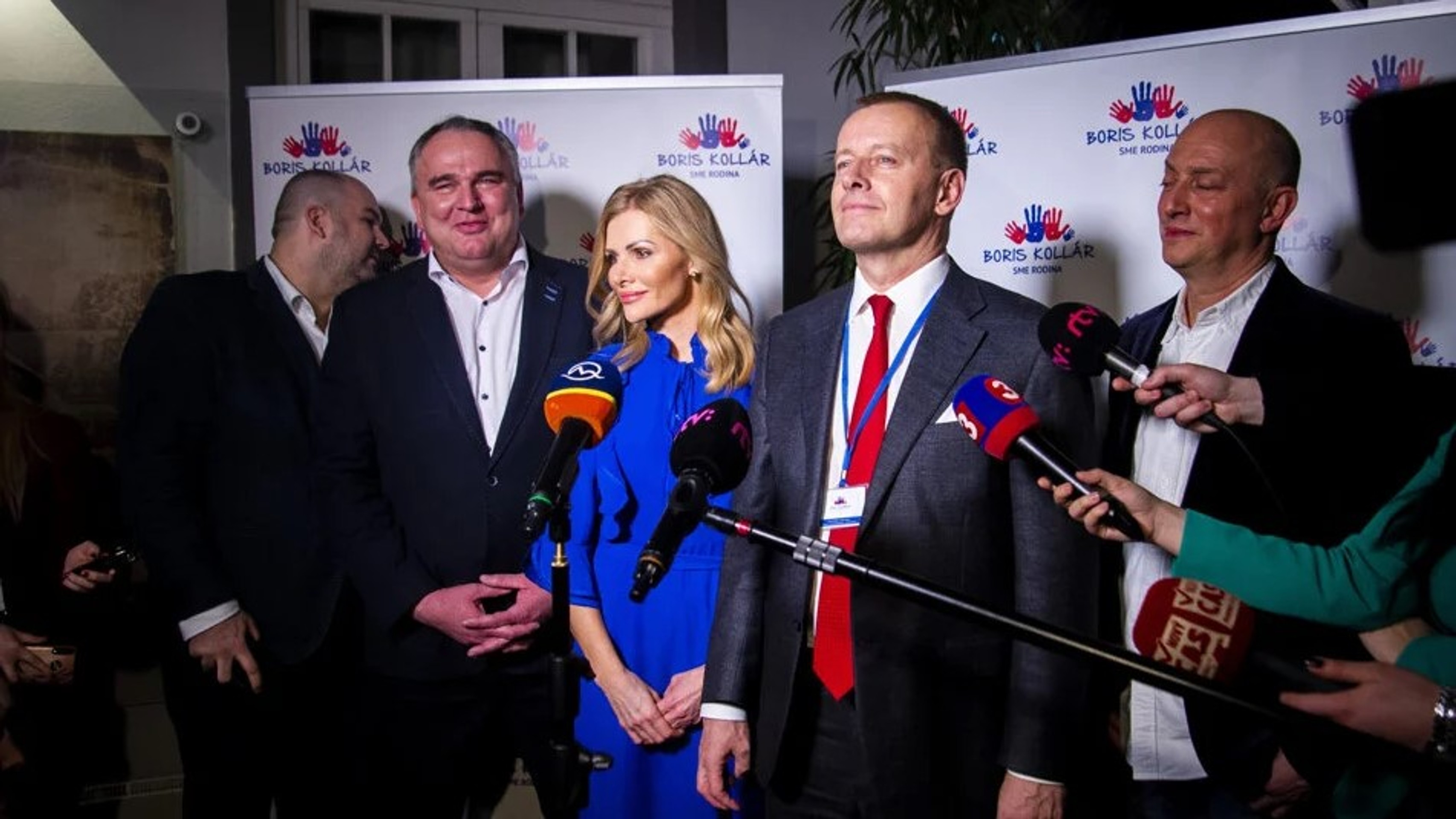 Členovia hnutia Sme rodina. Zľava Peter Pčolinský, Jozef Lukáč, Petra Krištúfková,  Boris Kollár a Ľudovít Goga po zverejnení prvých volebných odhadov vo volebnej centrále/29.február 2020