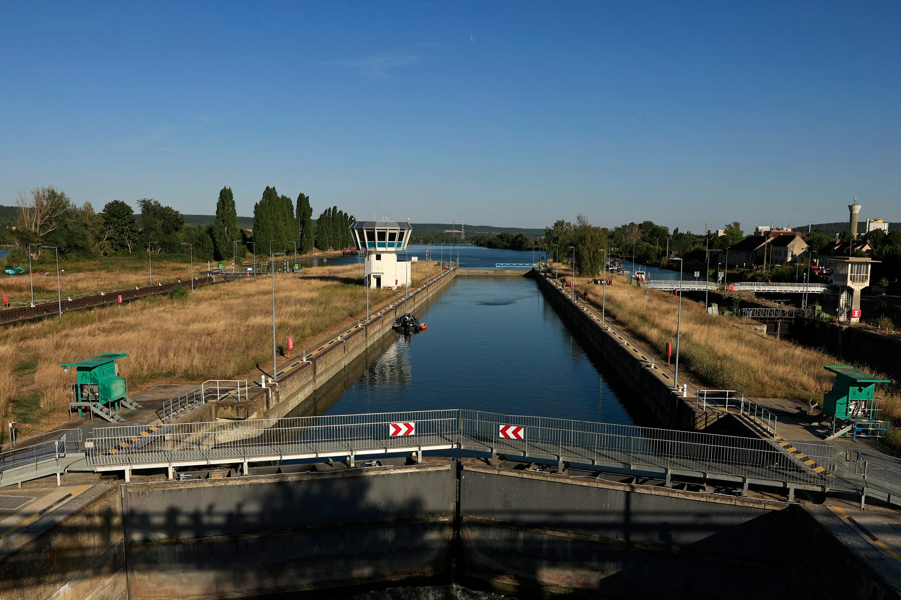 Vyslobodzovacie práce na Seine, kde uviazla veľryba.