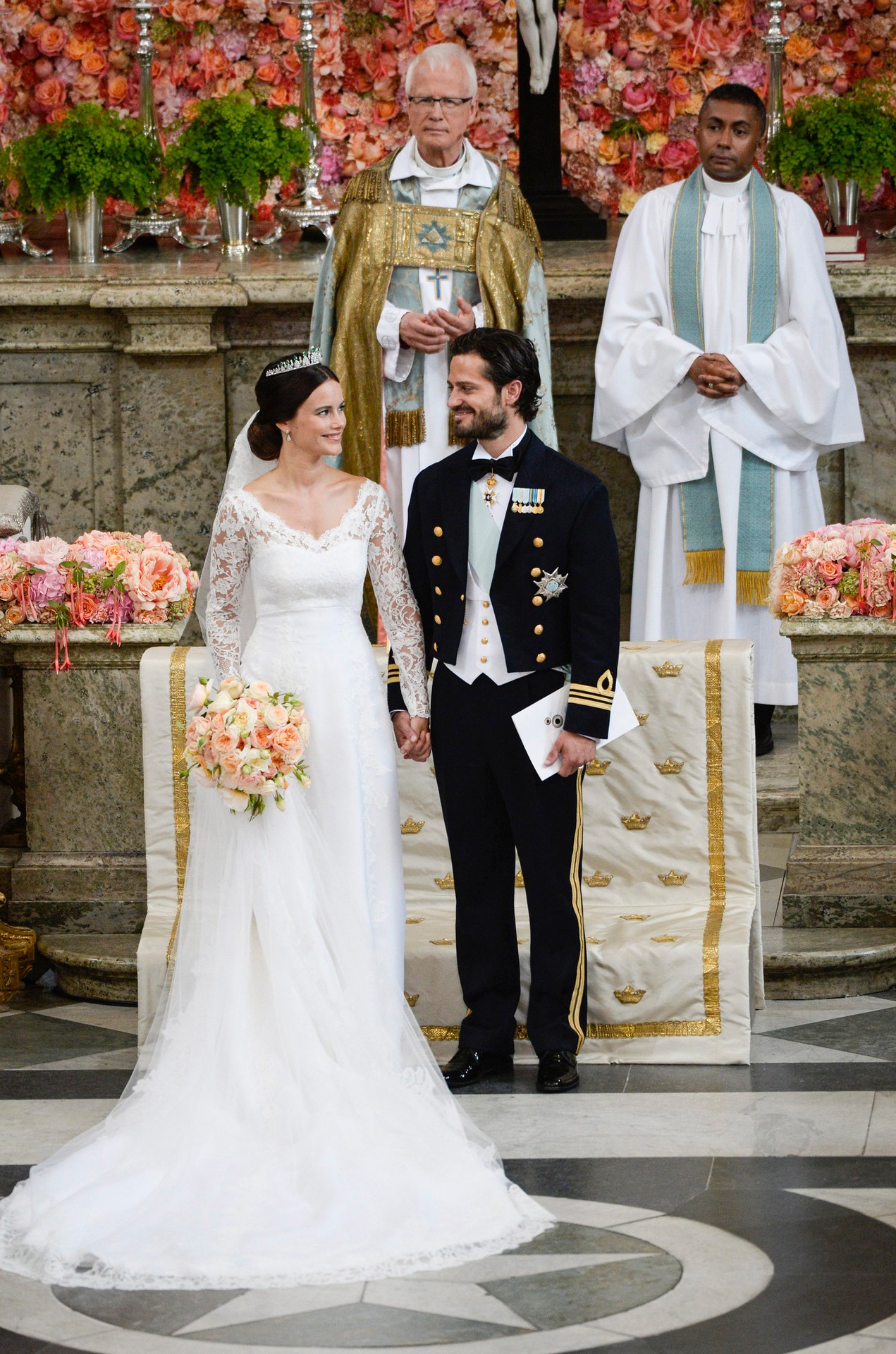 Švédsky princ Carl Philip a Sofia Hellqvistová stoja pred oltárom.