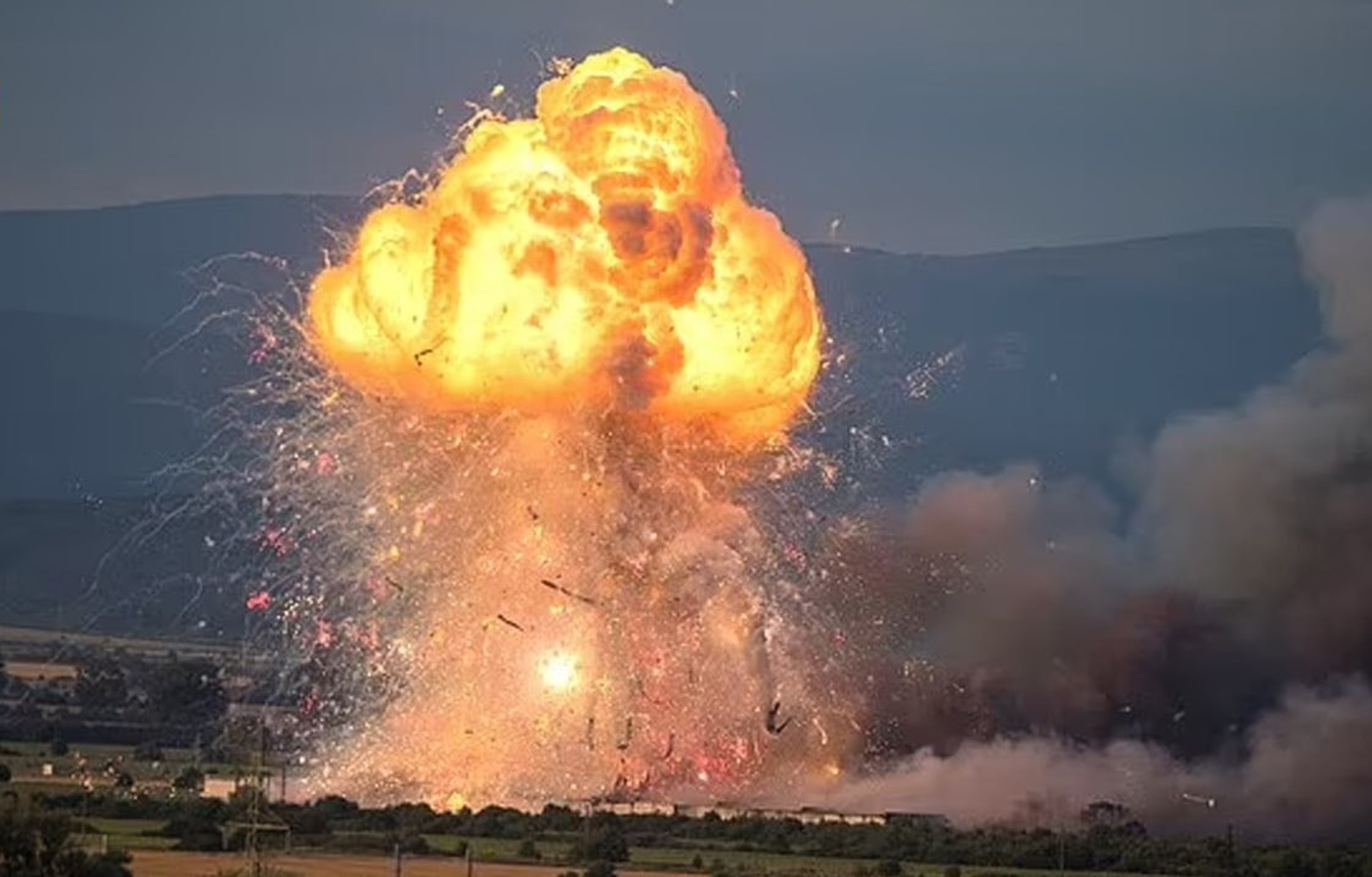 Sklad so zábavnou pyrotechnikou rozmetala séria výbuchov.
