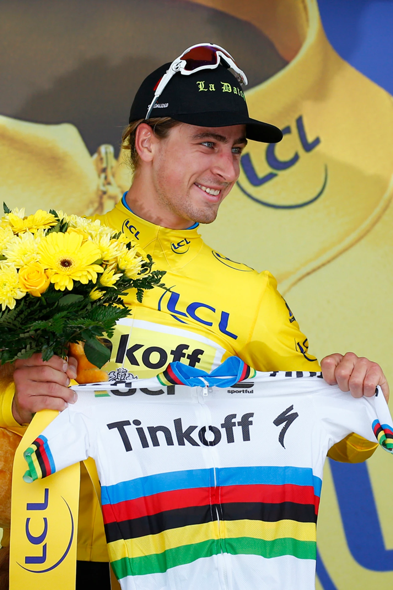 Peter Sagan v žltom drese pre vedúceho pretekára priebežného poradia TdF a dresom majstra sveta.