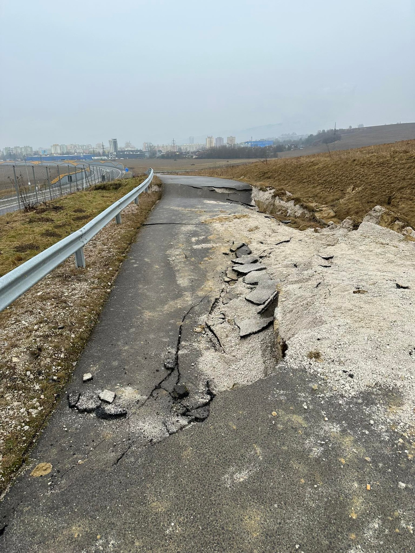 V časti Bytčica došlo k výraznému zosuvu pôdy.