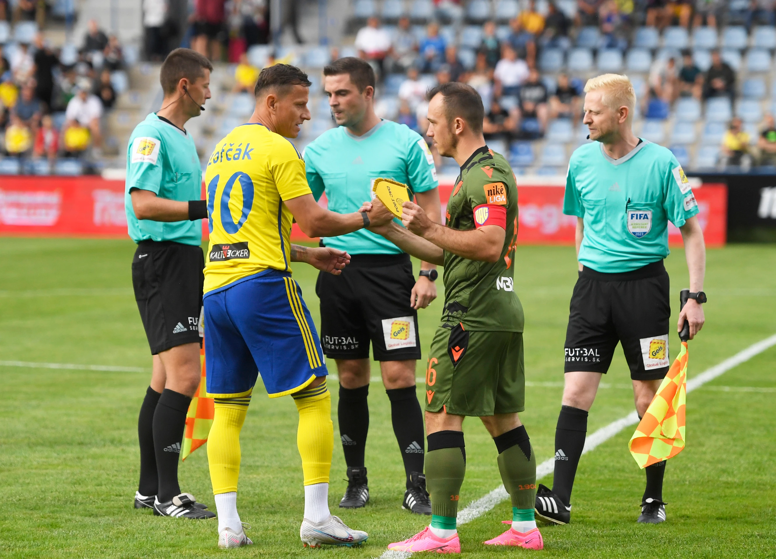 Na snímke zľava kapitán Igor Žofčák (Michalovce) a Miroslav Káčer (Dunajská Streda) sa zdravia pred  zápasom.