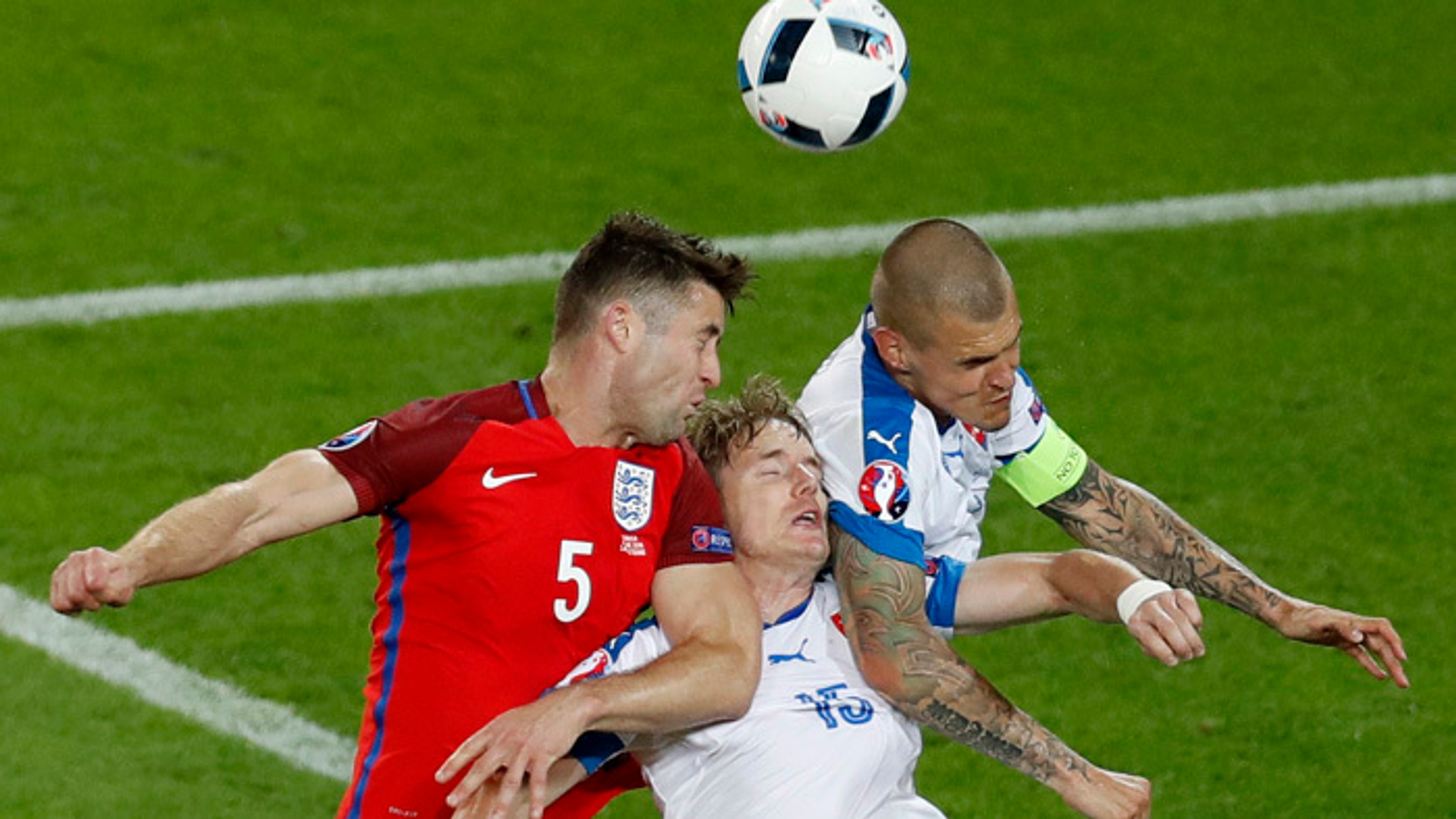 Gary Cahill, Tomáš Hubočan a kapitán Martin Škrtel. 