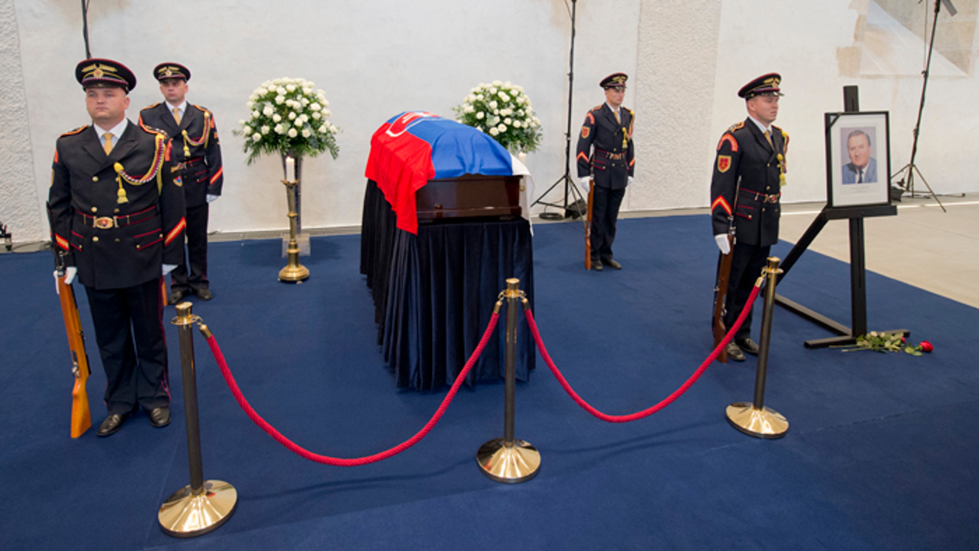 Príslušníci Čestnej stráže prezidenta SR stoja pri rakve exprezidenta Michala Kováča.