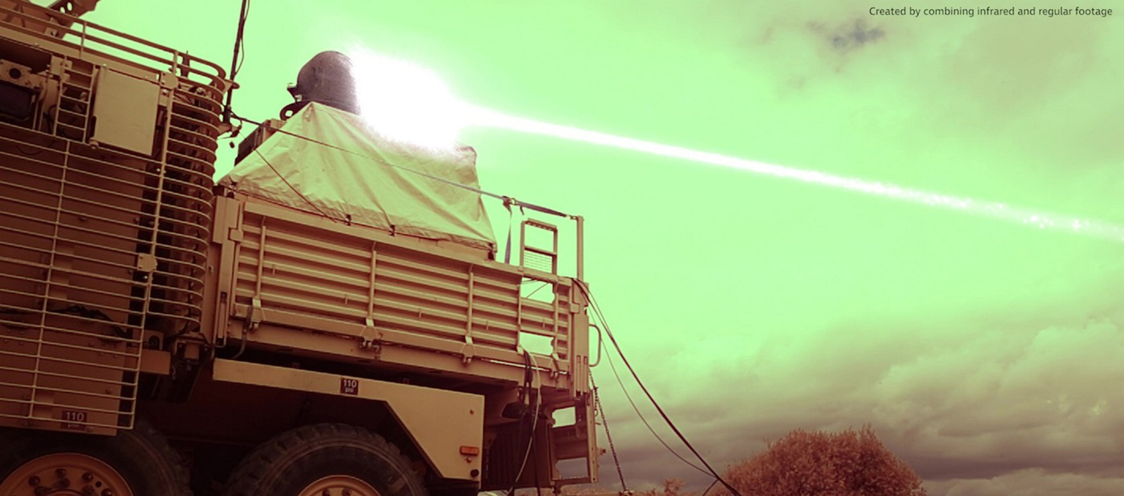 Vysokovýkonná laserová zbraň namontovaná na obrnenom vozidle Wolfhound britskej armády.