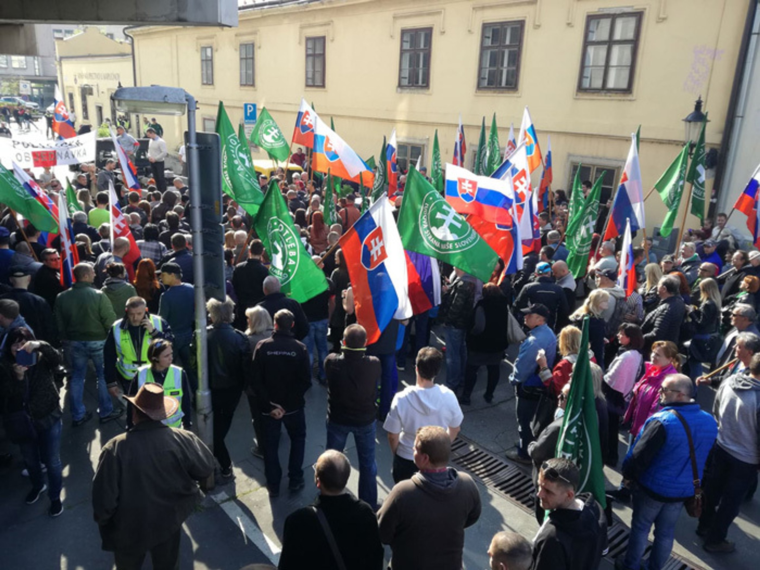 Predseda strany ĽSNS Marian Kotleba a právny zástupca Radovan Hrádek.