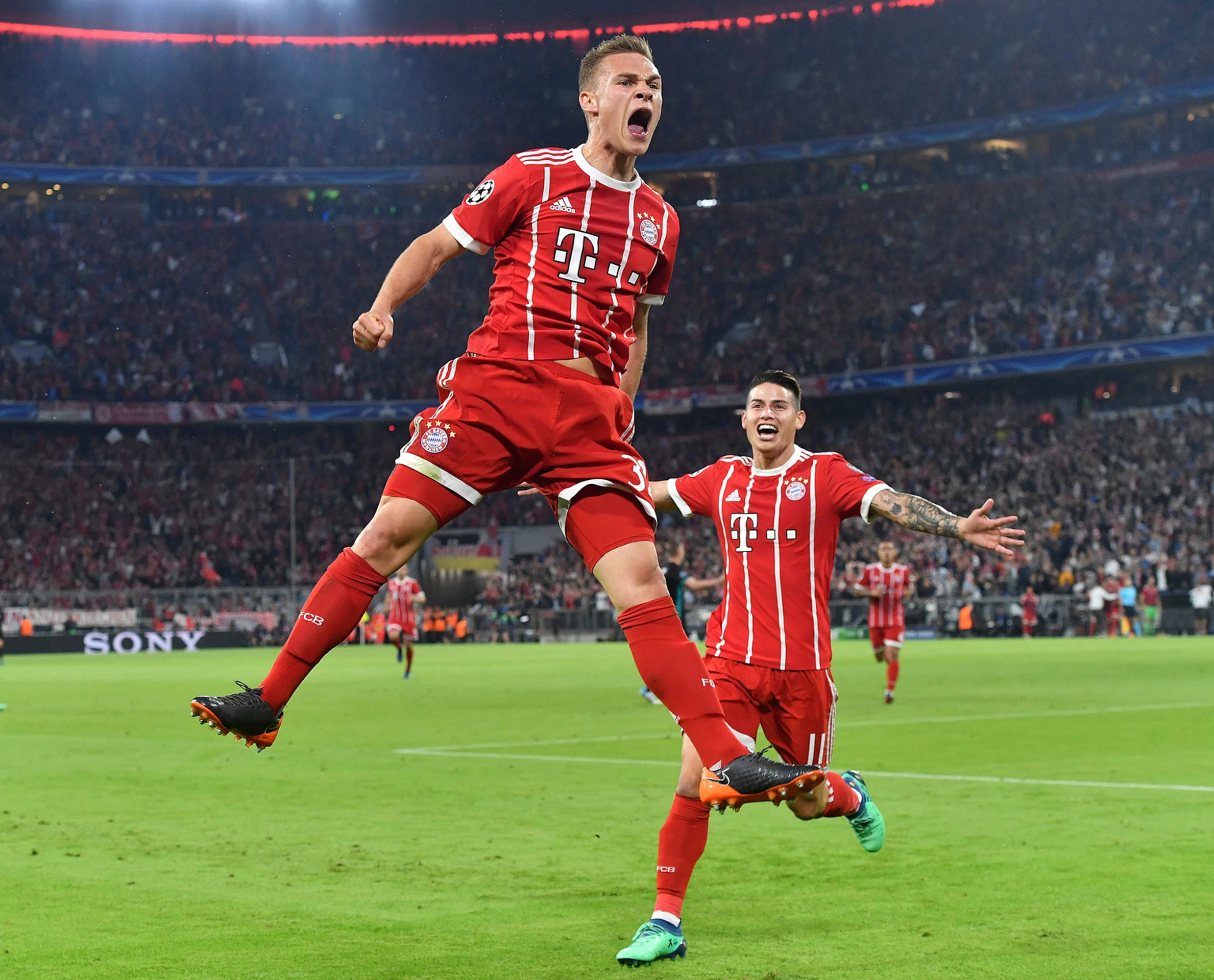 Joshua Kimmich z Bayernu skáče po góle v sieti Realu v prvom semifinále LM.