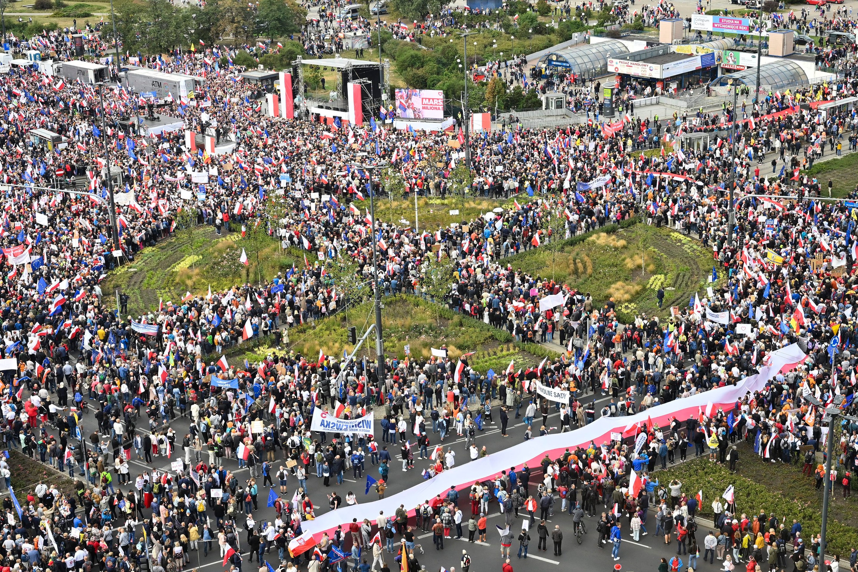 Protivládna demonštrácia v centre Varšavy