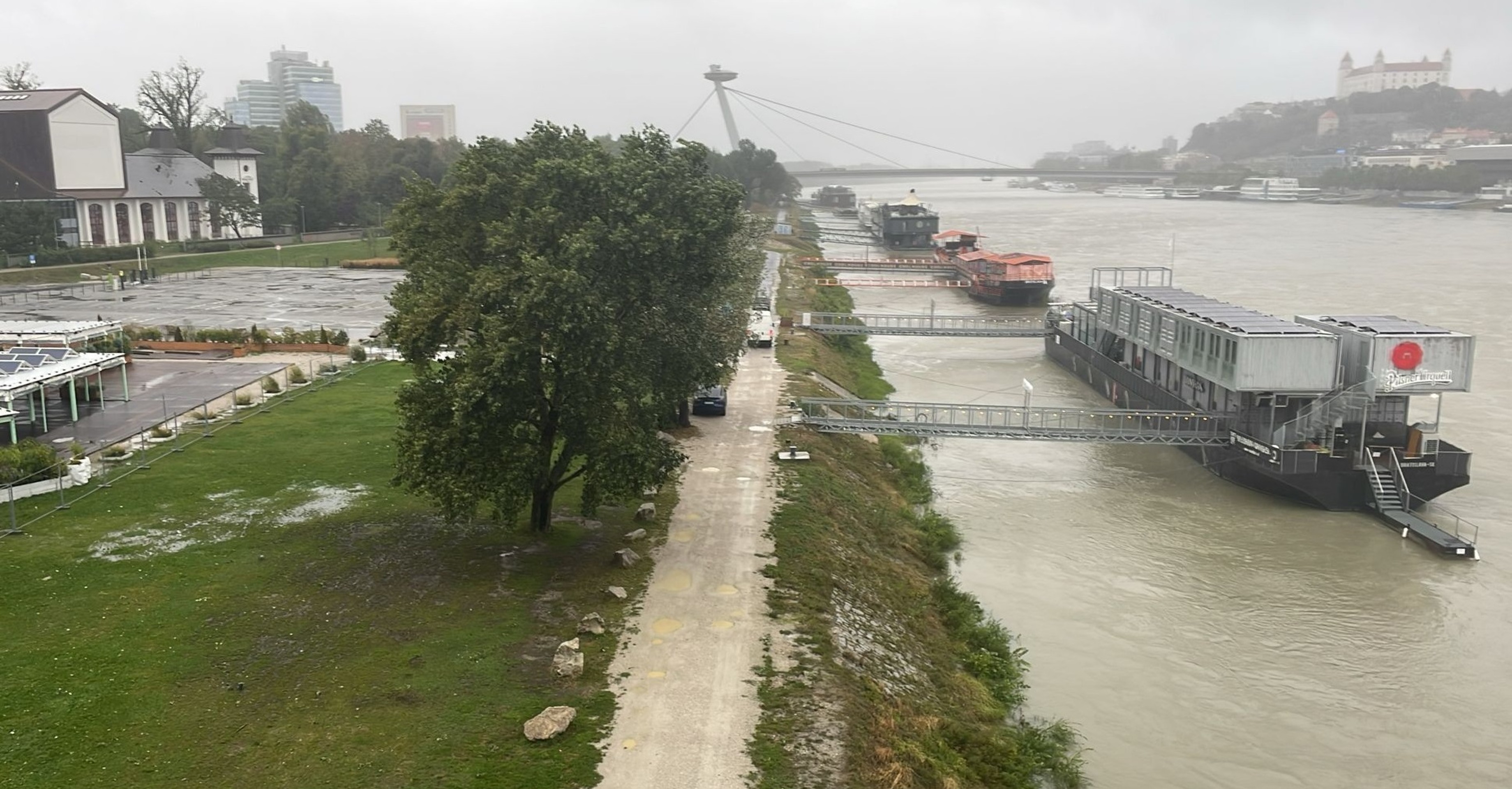 Hladina Dunaja postupne stúpa.