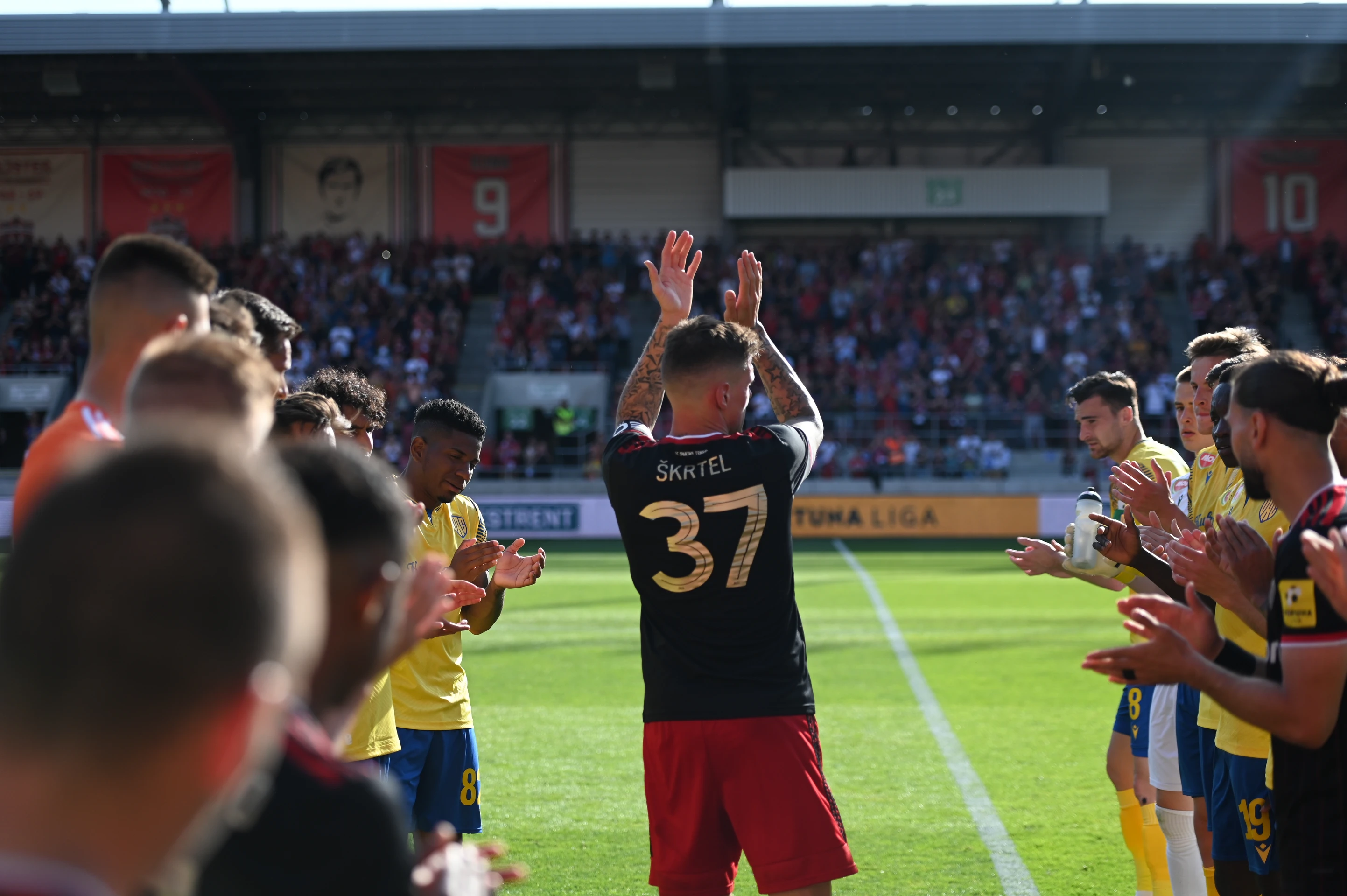 Martin Škrtel sa lúči s kariérou a fanúšikmi počas zápasu Trnavy s Dunajskou Stredou.