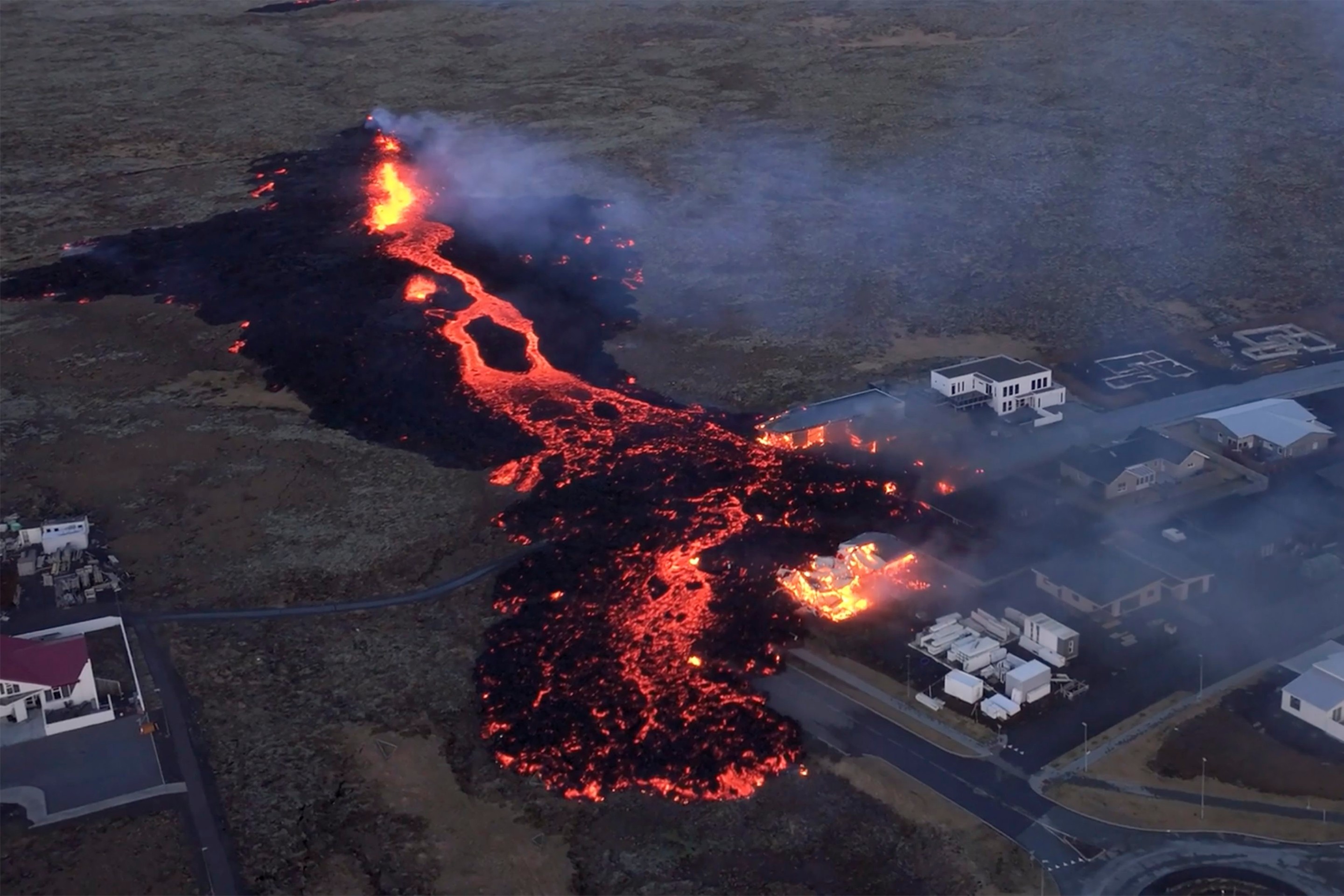 Láva zničila niekoľko domov.