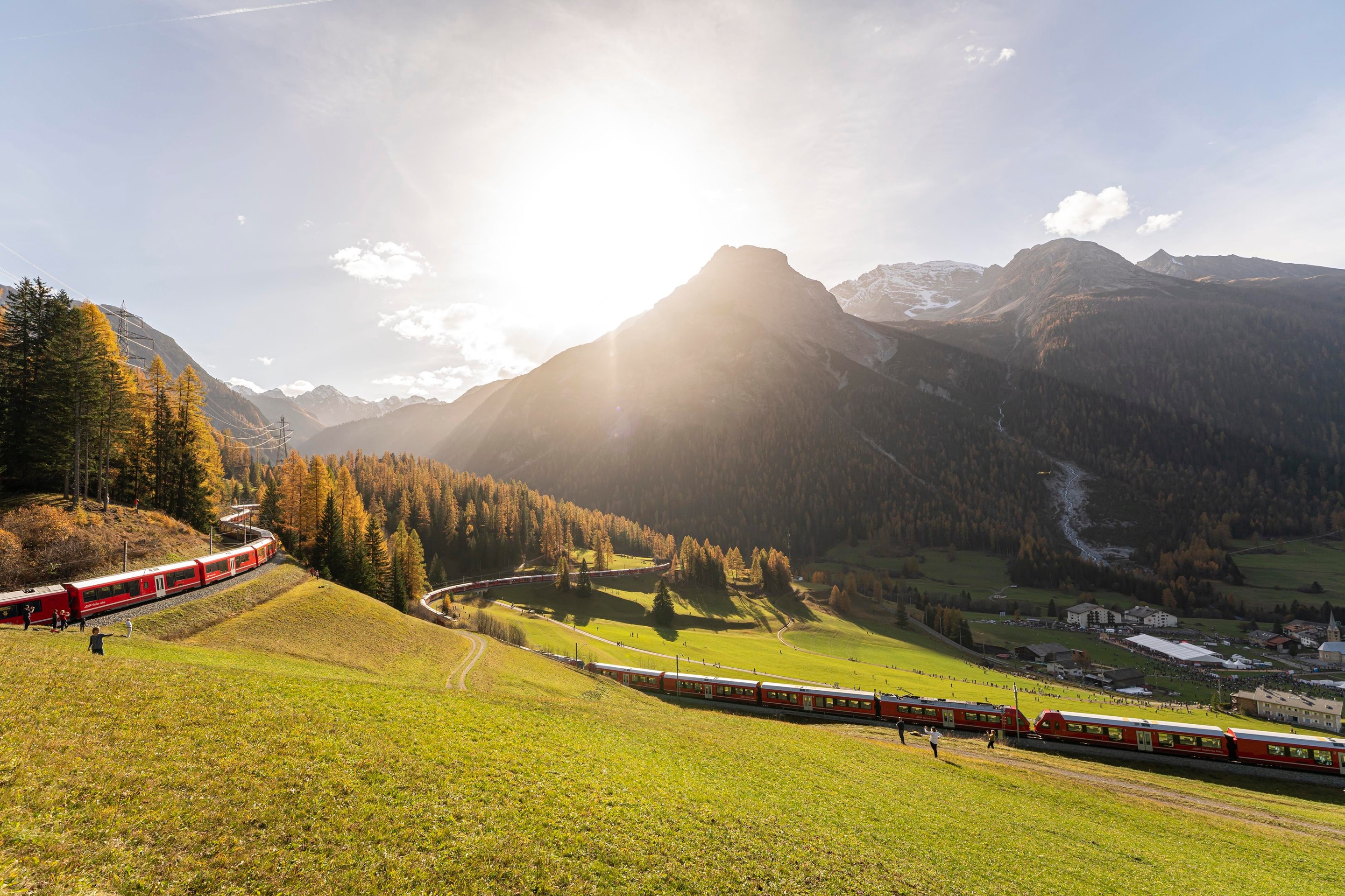 Švajčiarska železničná spoločnosť Rhätische Bahn vypravila v rámci osláv 175. výročia železníc v krajine najdlhší osobný vlak na svete. Meral vyše 1,9 kilometra a tvorilo ho 25 súprav - každá so štyrmi vozňami. 