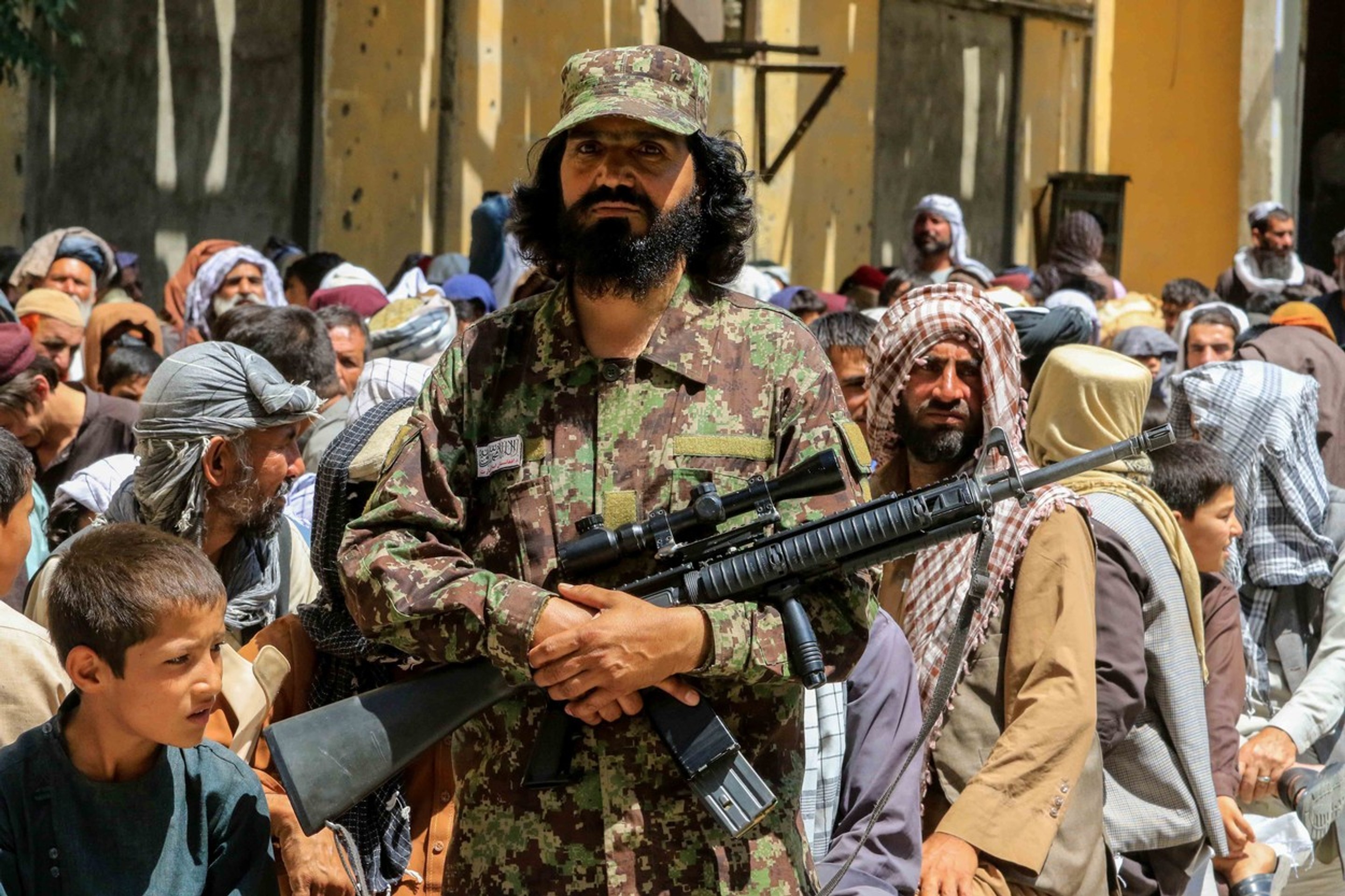 Bojovník Talibanu dohliada na poriadok v uliciach