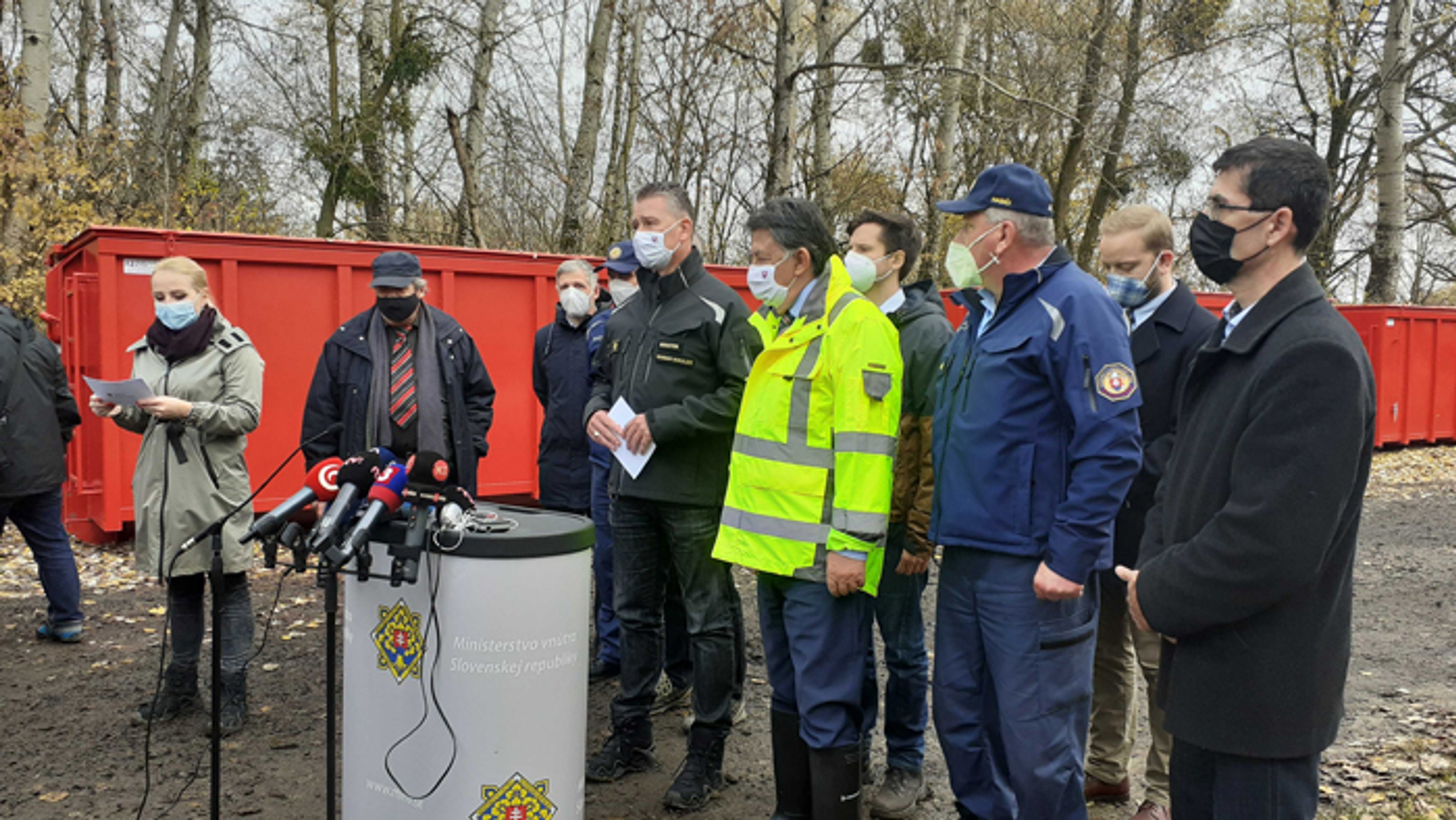 Ministri Roman Mikulec a Ján Budaj počas likvidácia environmentálnej záťaže v Chemko Strážske.