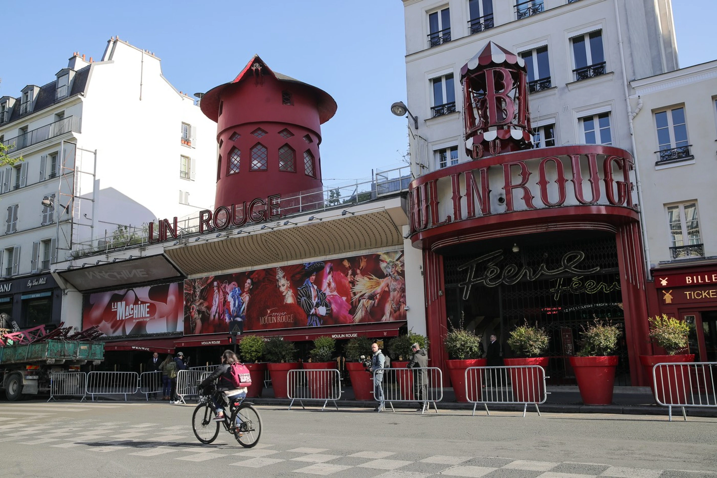 Kabaret Moulin Rouge prišiel o krídla z mlyna.