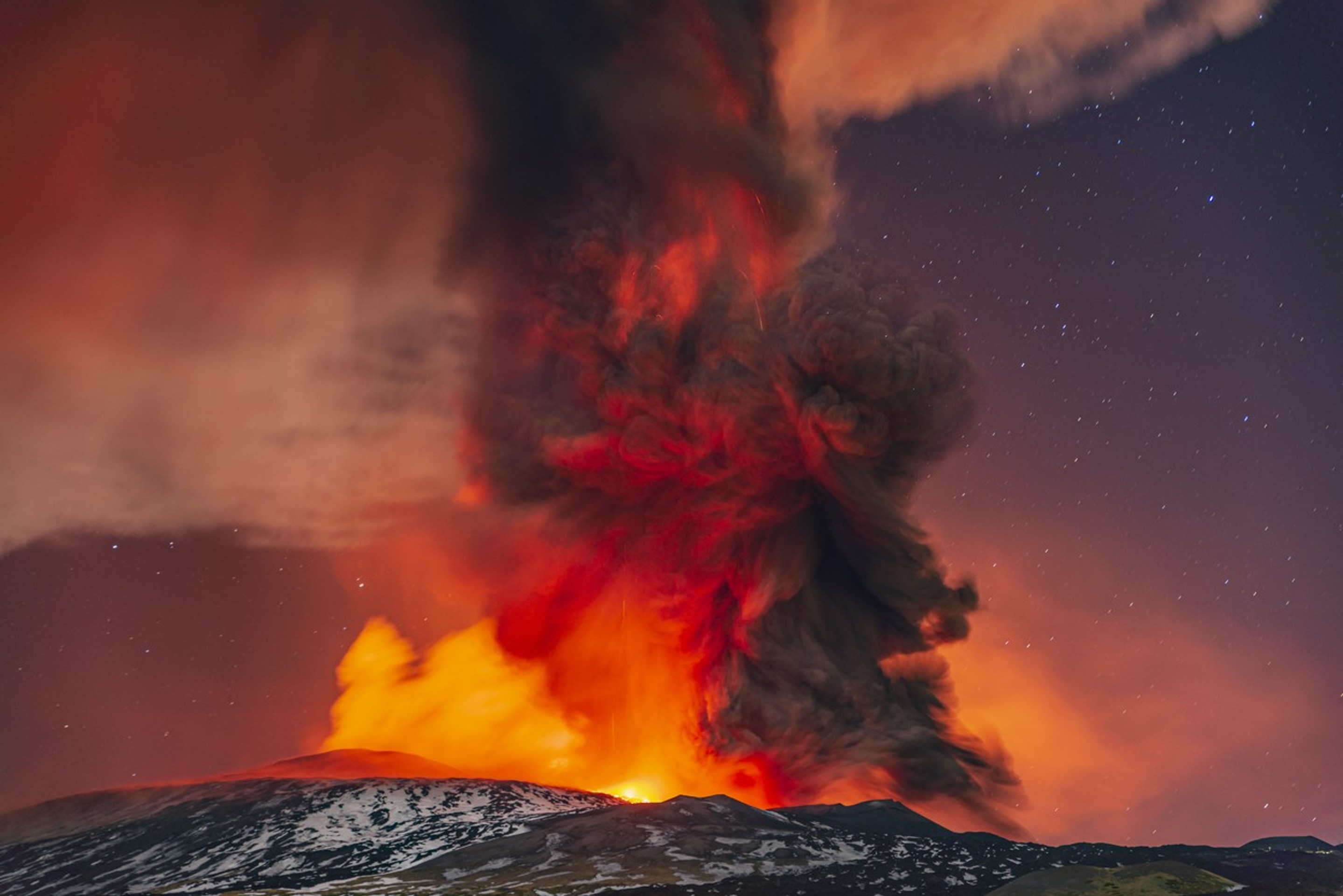 Sopka Etna na Sicílii opäť chŕli lávu.