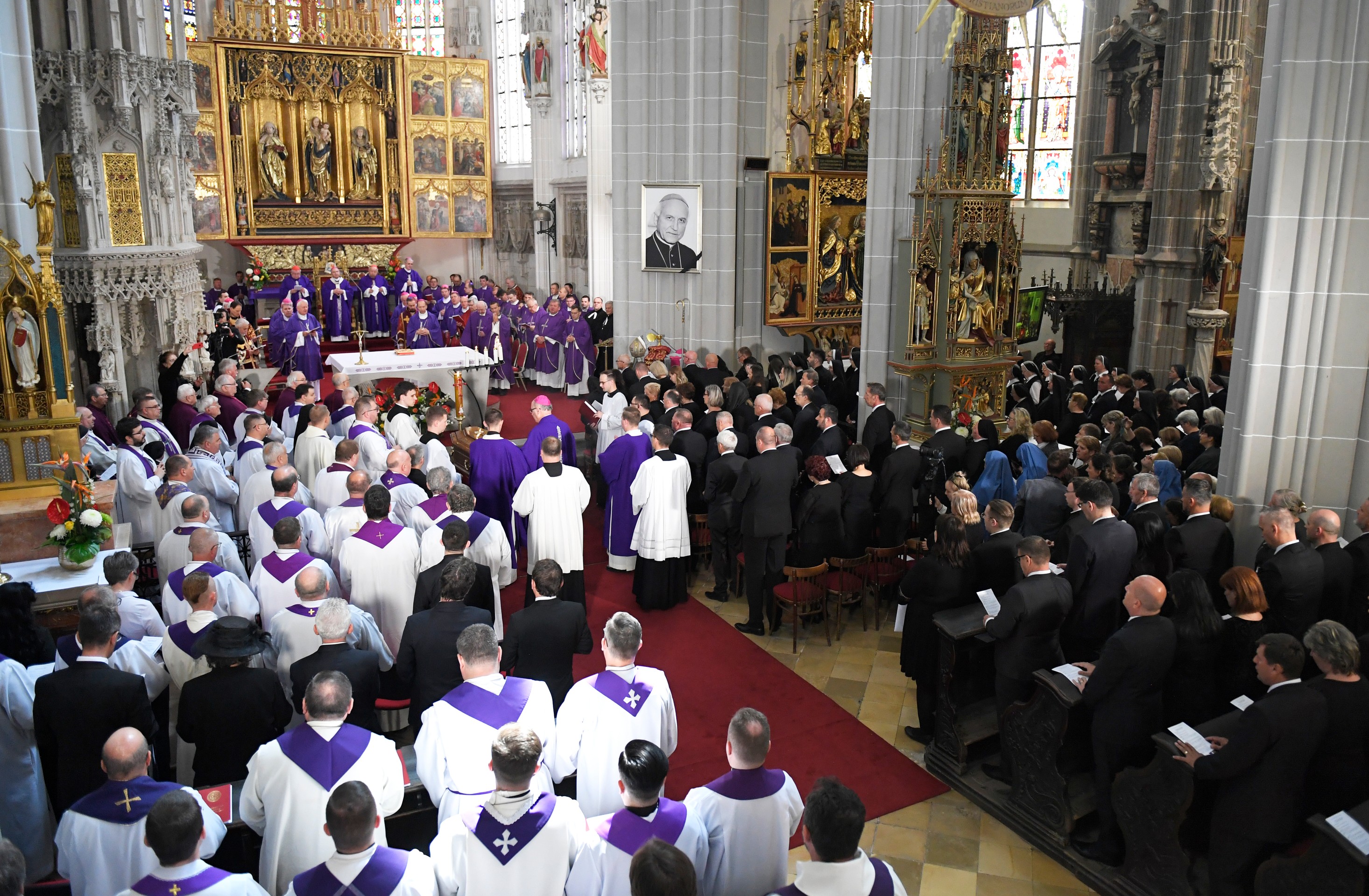 Posledná rozlúčka s košickým emeritným arcibiskupom Alojzom Tkáčom v Dóme sv. Alžbety.