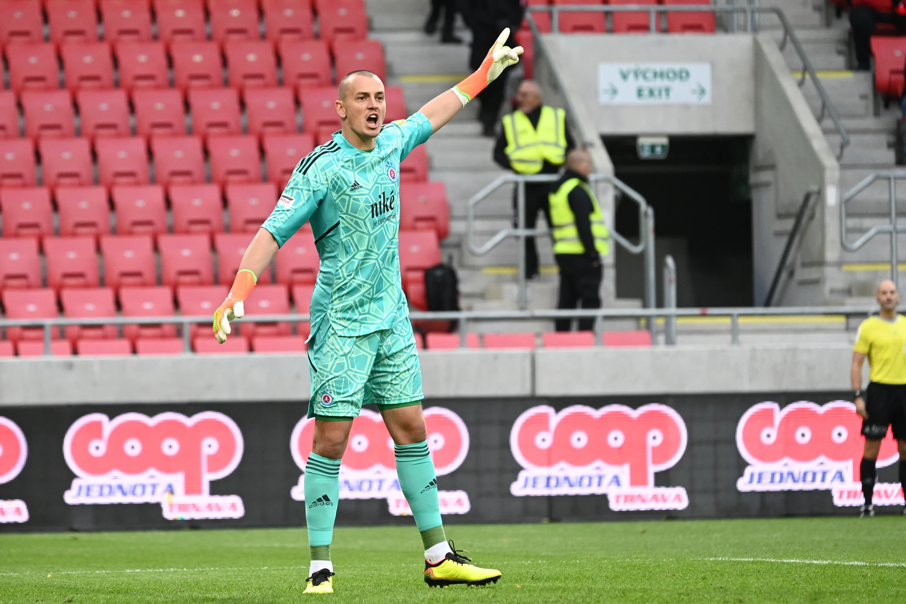 Brankár Slovana Adrián Chovan počas zápasu 11. kola Fortuna ligy proti Trnave.